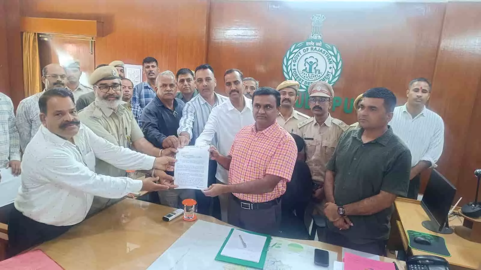 तस्वीर में वन विभाग के कर्मचारी उदयपुर कार्यालय में ज्ञापन सौंपते हुए दिखाई दे रहे हैं। तस्वीर में वन विभाग के कर्मचारी उदयपुर कार्यालय में ज्ञापन सौंपते हुए दिखाई दे रहे हैं।