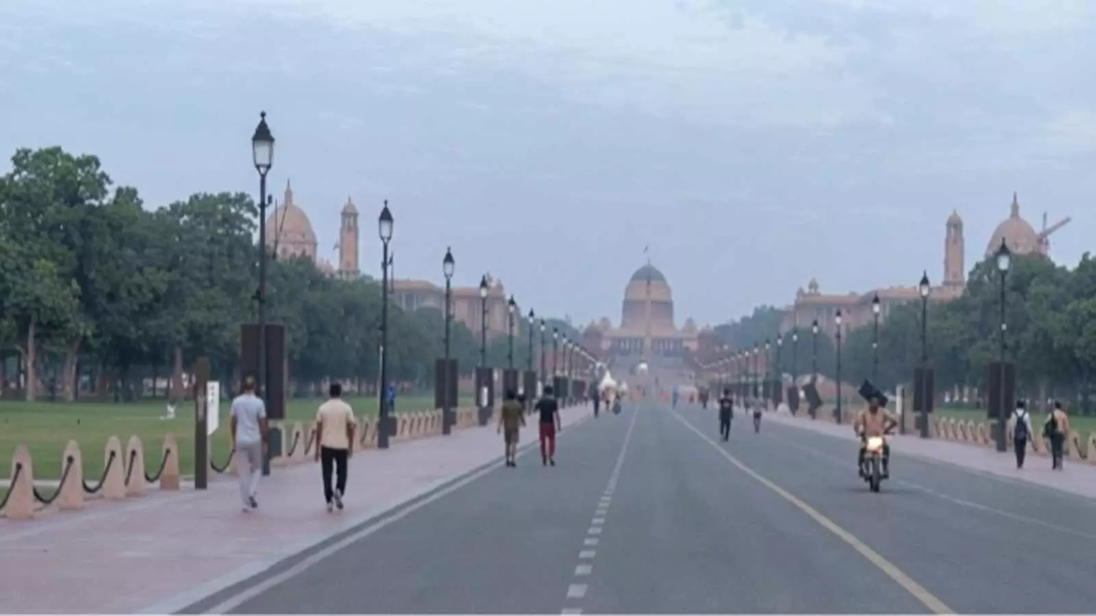 साफ आसमान के बीच लोग दिल्ली में टहल रहे हैं। साफ आसमान के बीच लोग दिल्ली में टहल रहे हैं।