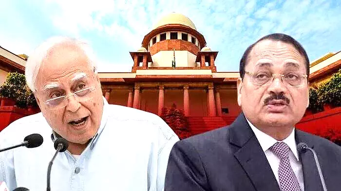 सुप्रीम कोर्ट भवन की पृष्ठभूमि के सामने वरिष्ठ वकील कपिल सिब्बल और भारत के मुख्य न्यायाधीश सूर्यकांत। सुप्रीम कोर्ट भवन की पृष्ठभूमि के सामने वरिष्ठ वकील कपिल सिब्बल और भारत के मुख्य न्यायाधीश सूर्यकांत।