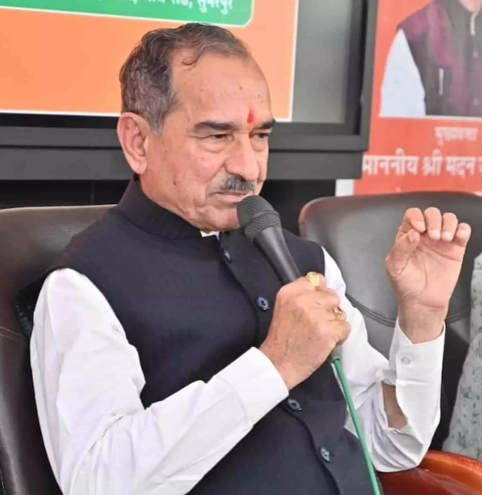 तस्वीर में दिख रही कुर्सी पर बैठे मदन राठौड़ हाथ में माइक थामकर संबोधन दे रहे हैं। तस्वीर में दिख रही कुर्सी पर बैठे मदन राठौड़ हाथ में माइक थामकर संबोधन दे रहे हैं।