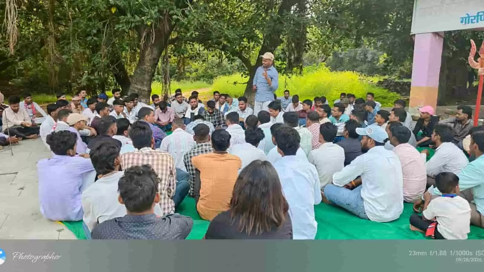 तस्वीर में झाड़ोल के गौरनिया घाटा में जमीन पर बैठे लोगों को संबोधित करता एक व्यक्ति। तस्वीर में झाड़ोल के गौरनिया घाटा में जमीन पर बैठे लोगों को संबोधित करता एक व्यक्ति।