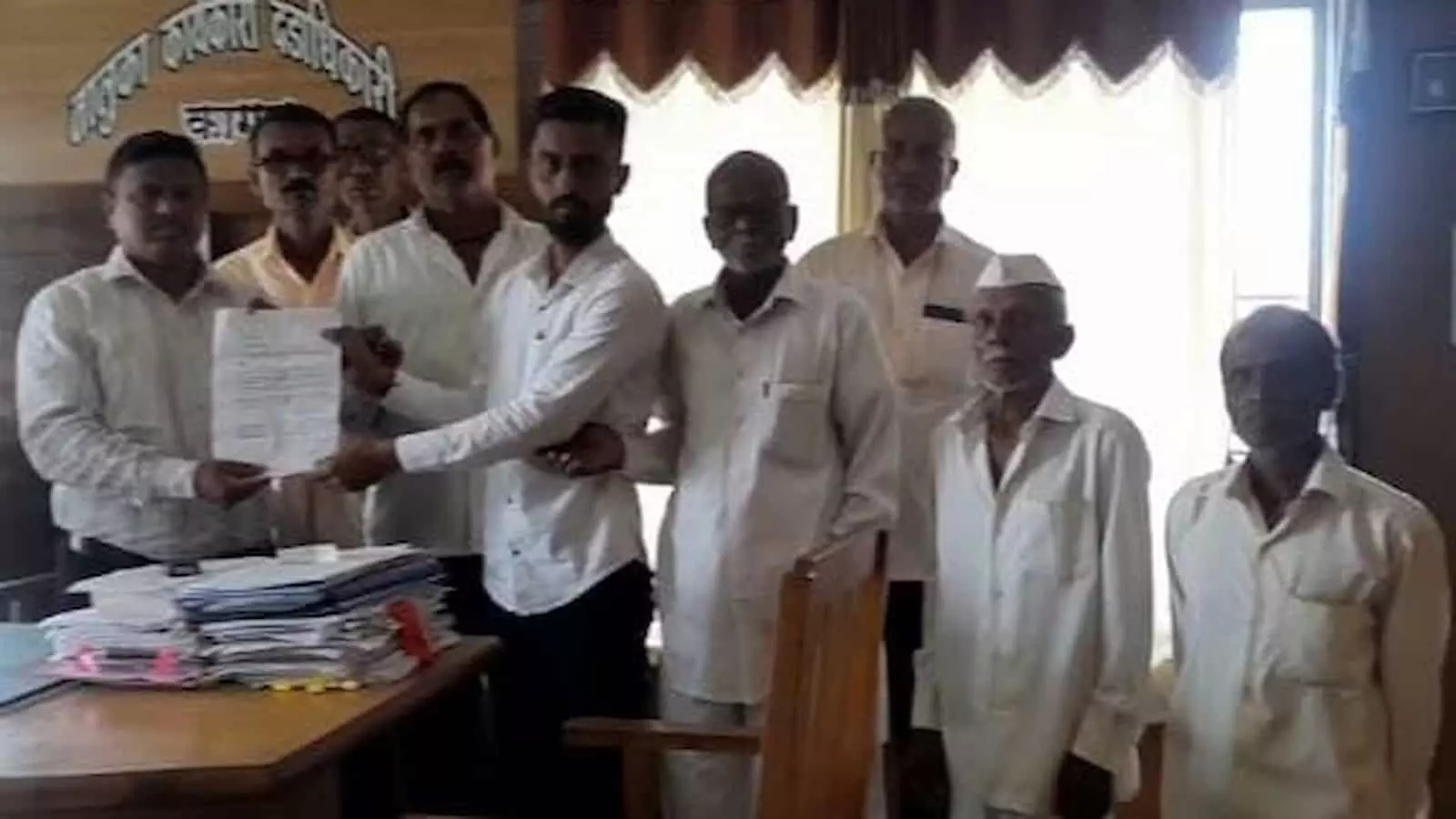 तस्वीर में बाएं से दाएं किसान एक अधिकारी को मांग पत्र सौंपते हुए खड़े दिखाई दे रहे हैं। तस्वीर में बाएं से दाएं किसान एक अधिकारी को मांग पत्र सौंपते हुए खड़े दिखाई दे रहे हैं।