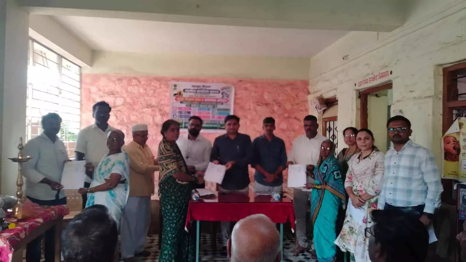 तस्वीर में अधिकारी और स्थानीय प्रतिनिधि ग्रामीण लाभार्थियों को शासकीय प्रमाण पत्र सौंपते हुए दिखाई दे रहे हैं। तस्वीर में अधिकारी और स्थानीय प्रतिनिधि ग्रामीण लाभार्थियों को शासकीय प्रमाण पत्र सौंपते हुए दिखाई दे रहे हैं।