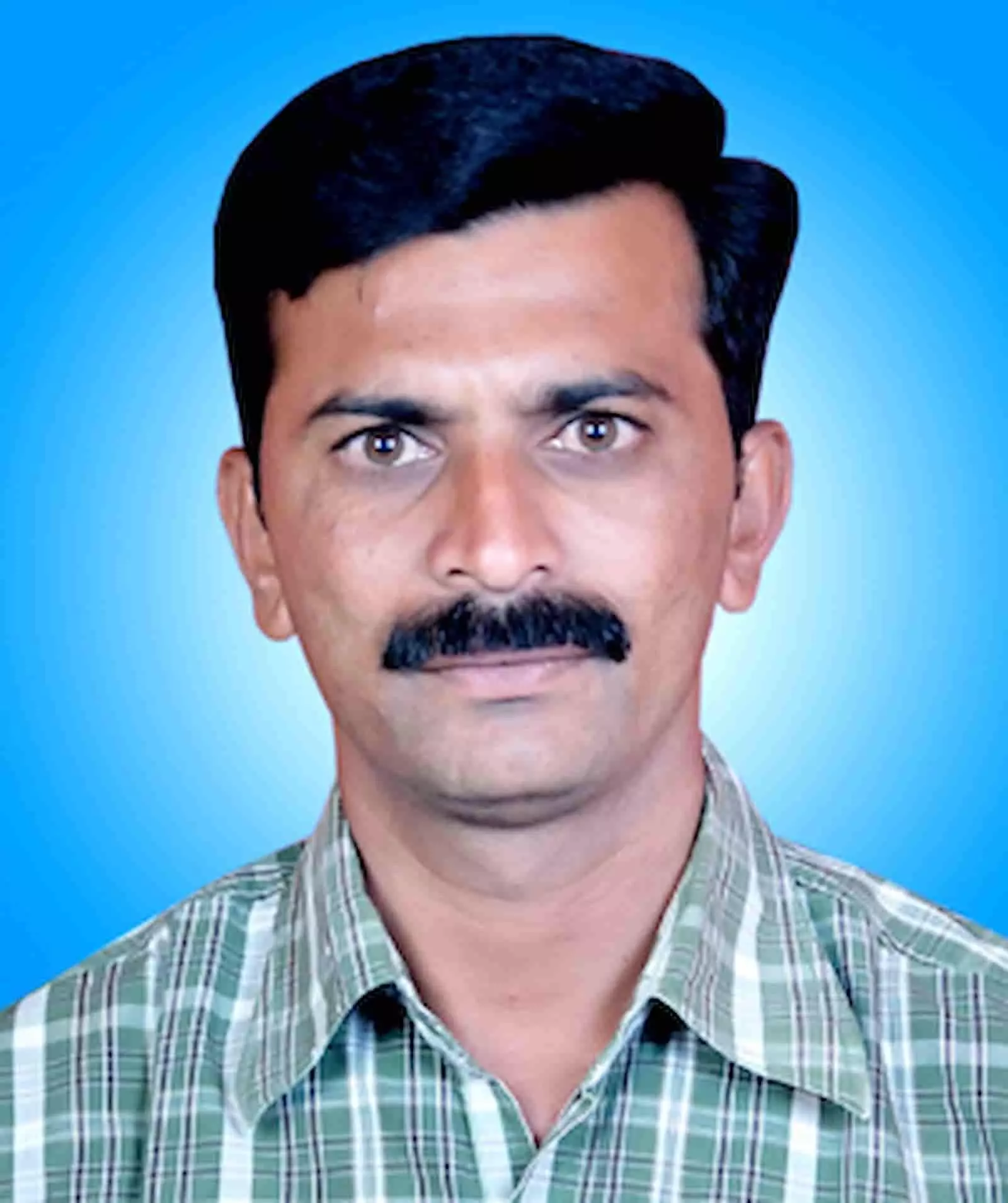 तस्वीर में मूंछों वाले और चेक शर्ट पहने श्रीधर दत्तात्रय डावरे नीले बैकग्राउंड में दिख रहे हैं। तस्वीर में मूंछों वाले और चेक शर्ट पहने श्रीधर दत्तात्रय डावरे नीले बैकग्राउंड में दिख रहे हैं।