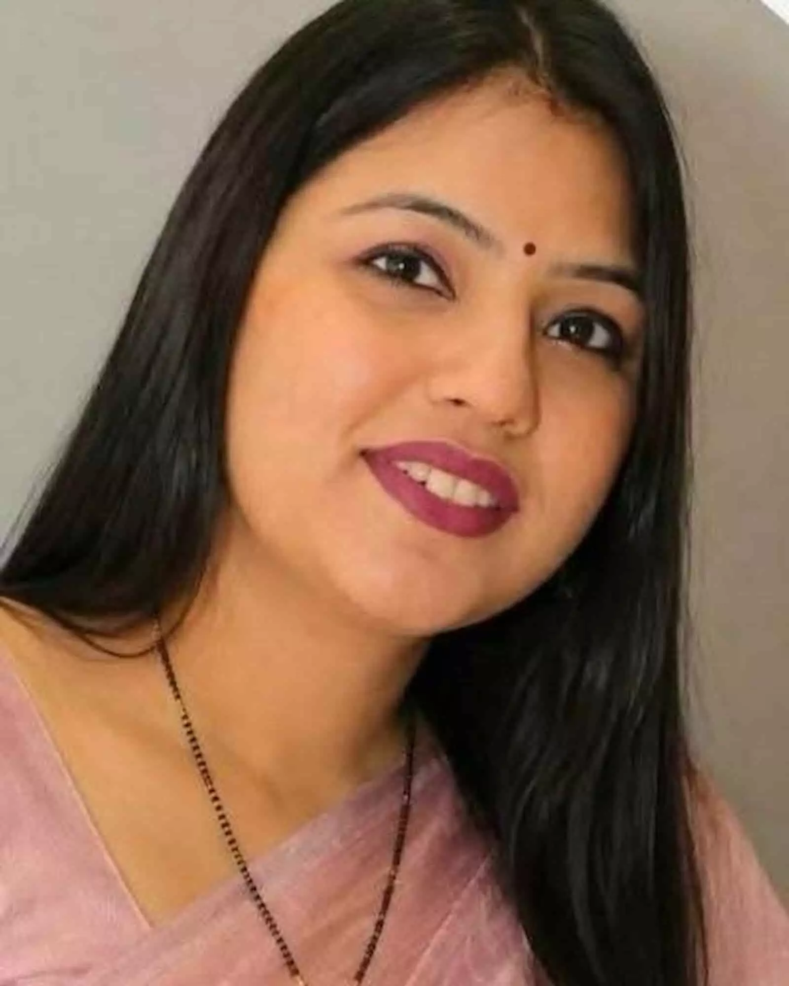 तस्वीर में दिख रही गंगापुर की नगरपालिका अध्यक्ष प्रीति काकाणी कैमरे की ओर देख रही हैं। तस्वीर में दिख रही गंगापुर की नगरपालिका अध्यक्ष प्रीति काकाणी कैमरे की ओर देख रही हैं।