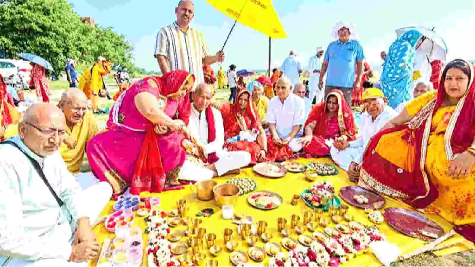 पीले वस्त्रों और पारंपरिक परिधानों में बैठे हुए पिंडदानी और पुरोहित, जो गयाजी में अनुष्ठान कर रहे हैं। पीले वस्त्रों और पारंपरिक परिधानों में बैठे हुए पिंडदानी और पुरोहित, जो गयाजी में अनुष्ठान कर रहे हैं।