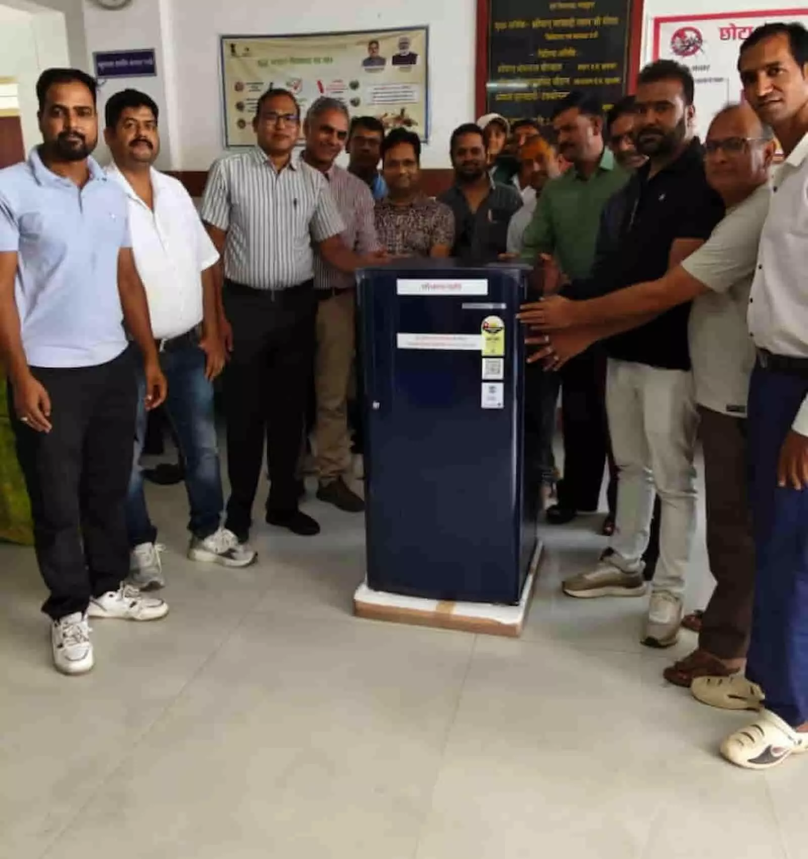 तस्वीर में दिख रहे कई लोग राजकीय चिकित्सालय के भीतर एक नए फ्रिज को हाथों से स्पर्श कर खड़े हैं। तस्वीर में दिख रहे कई लोग राजकीय चिकित्सालय के भीतर एक नए फ्रिज को हाथों से स्पर्श कर खड़े हैं।