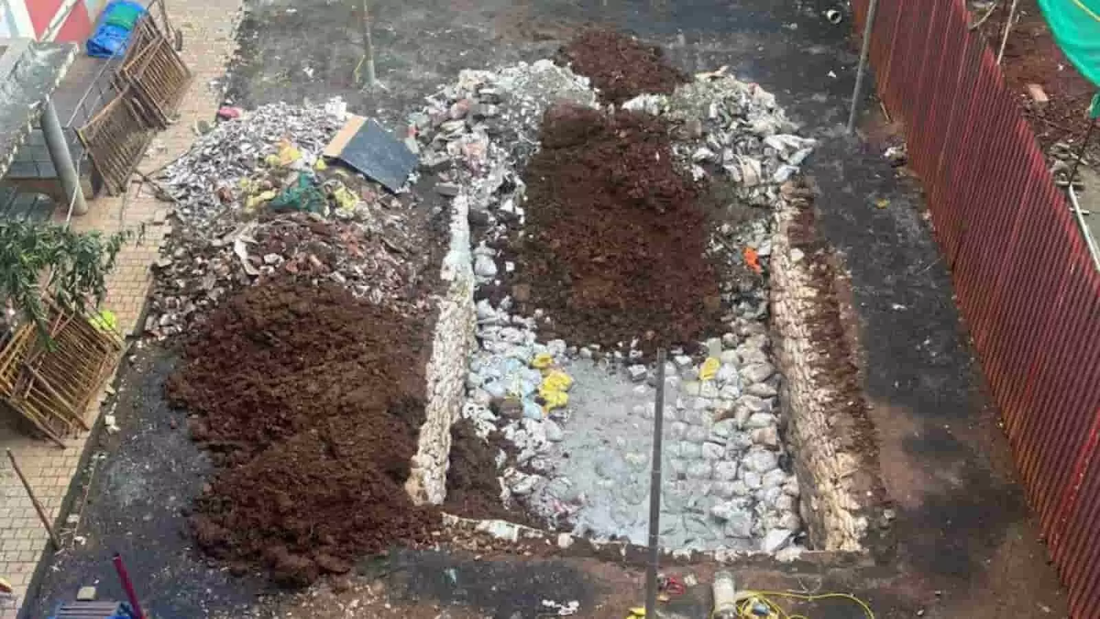 तस्वीर में मुंबई पब्लिक स्कूल के मैदान में खोदा गया गहरा गड्ढा नजर आ रहा है। तस्वीर में मुंबई पब्लिक स्कूल के मैदान में खोदा गया गहरा गड्ढा नजर आ रहा है।