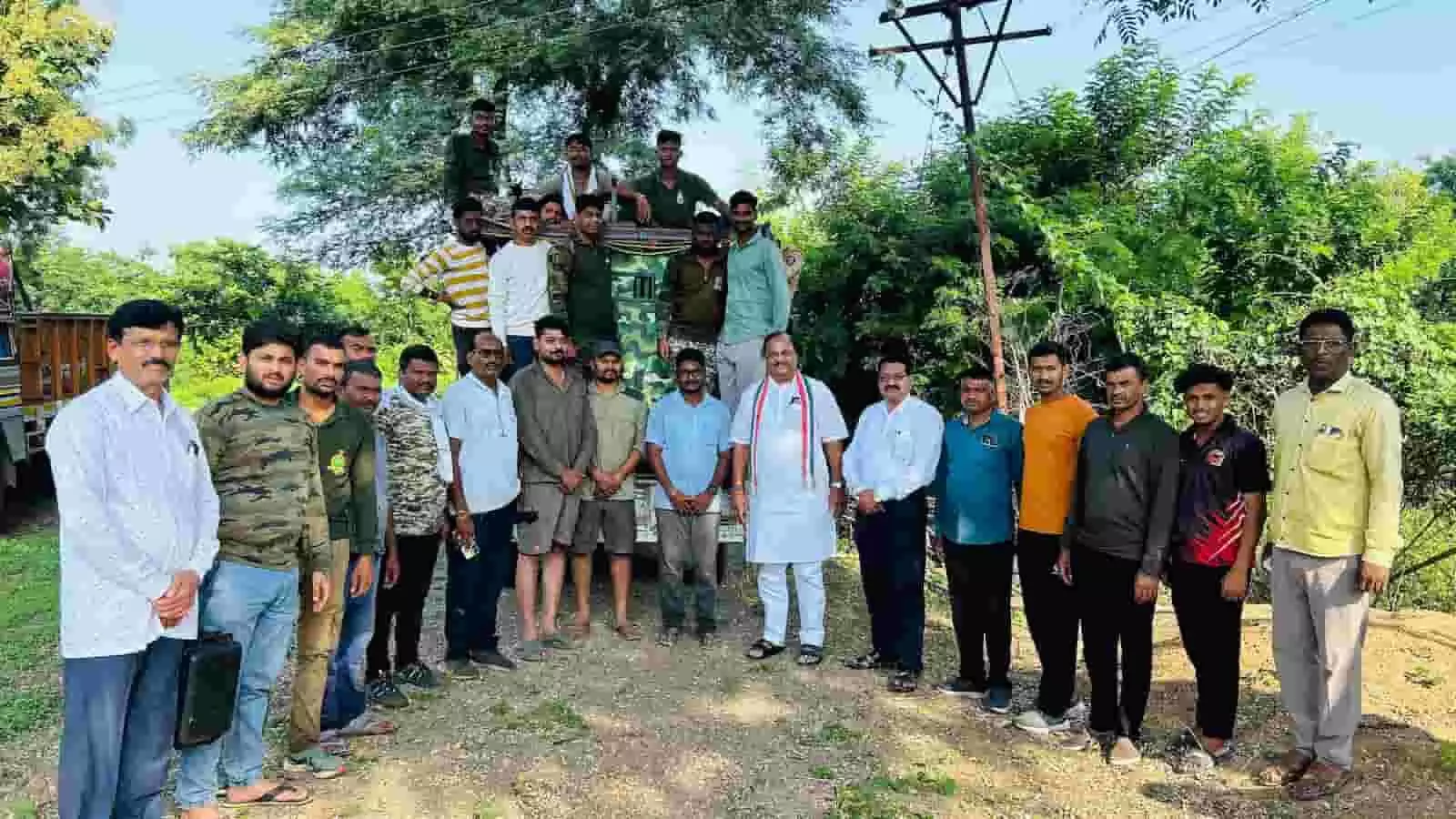 तस्वीर में दिख रही वन विभाग और रेस्क्यू टीम के सदस्यों के साथ विधायक समीर कुणावार खड़े हैं। तस्वीर में दिख रही वन विभाग और रेस्क्यू टीम के सदस्यों के साथ विधायक समीर कुणावार खड़े हैं।