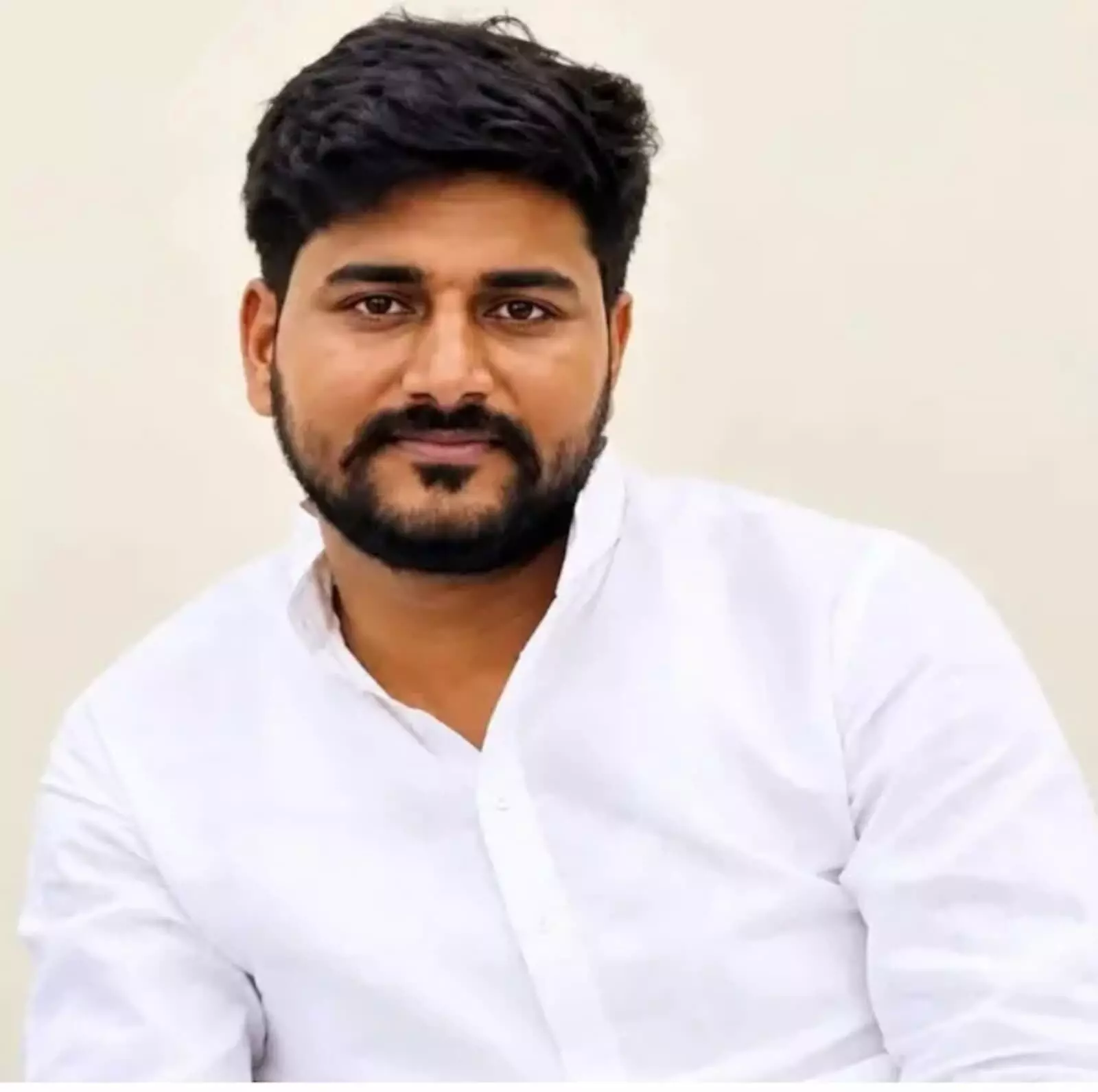 तस्वीर में दिख रहे युवा शुभम सिंह हल्के रंग की पृष्ठभूमि के सामने बैठे हैं। तस्वीर में दिख रहे युवा शुभम सिंह हल्के रंग की पृष्ठभूमि के सामने बैठे हैं।