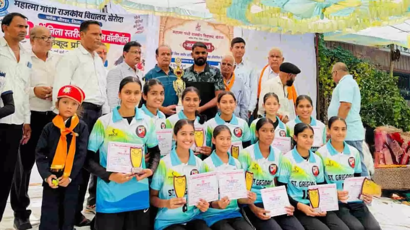 तस्वीर में विजेता बालिका वॉलीबॉल खिलाड़ी ट्रॉफी और प्रमाण पत्र के साथ नजर आ रही हैं। तस्वीर में विजेता बालिका वॉलीबॉल खिलाड़ी ट्रॉफी और प्रमाण पत्र के साथ नजर आ रही हैं।