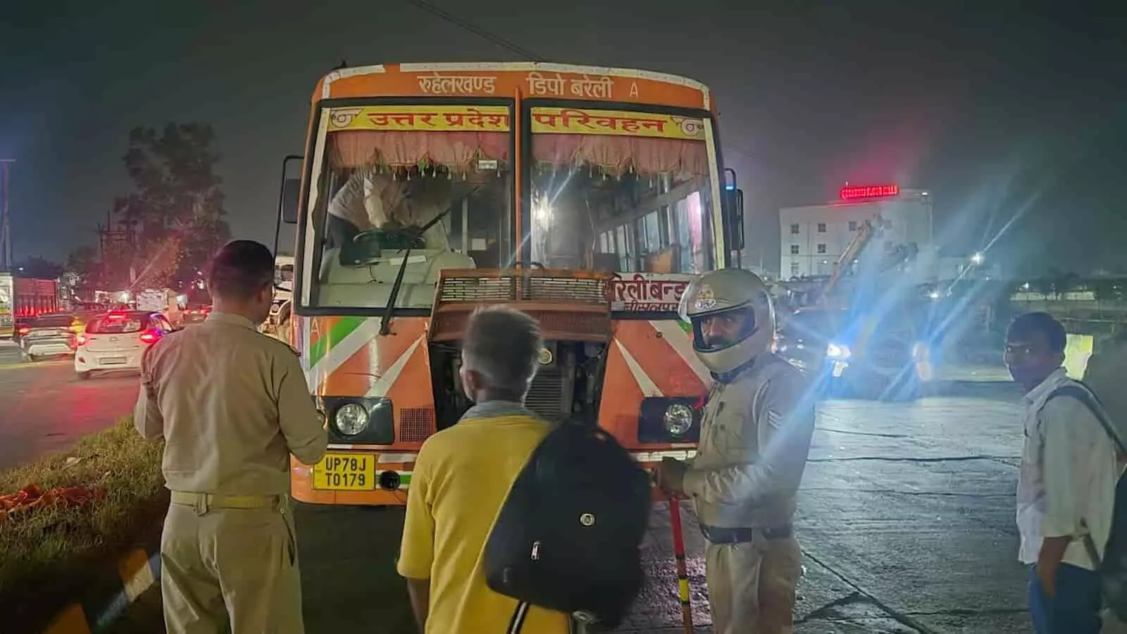 दिल्ली-लखनऊ हाईवे पर पिलखुवा के पास खड़ी जली हुई रोडवेज बस और पुलिसकर्मी। दिल्ली-लखनऊ हाईवे पर पिलखुवा के पास खड़ी जली हुई रोडवेज बस और पुलिसकर्मी।