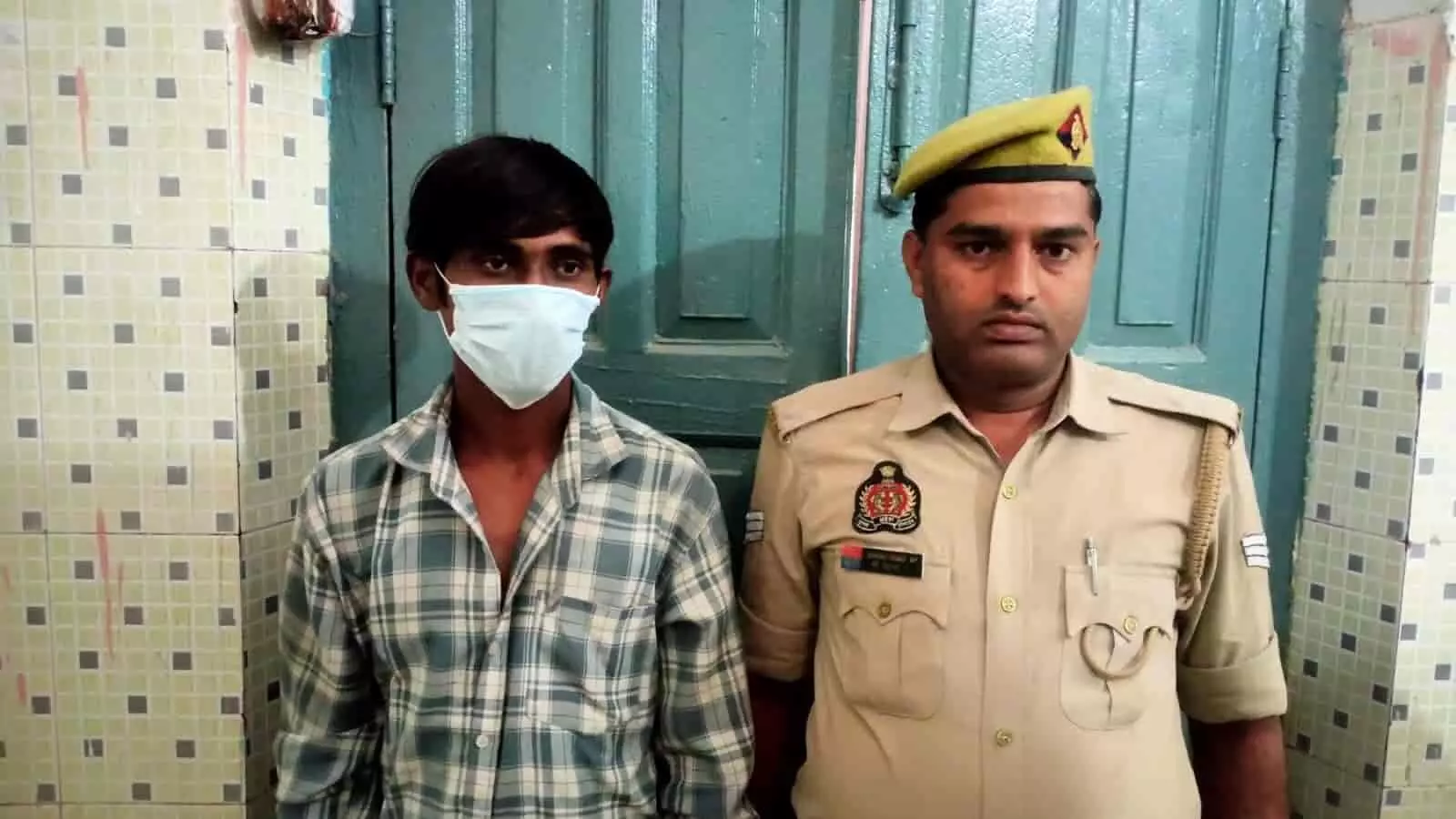 तस्वीर में पुलिसकर्मी के साथ एक व्यक्ति खड़े हुए दिखाई दे रहा है। तस्वीर में पुलिसकर्मी के साथ एक व्यक्ति खड़े हुए दिखाई दे रहा है।