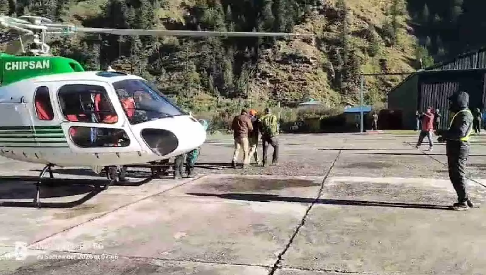 हर्षिल हेलीपैड पर खड़े हेलीकॉप्टर के पास खड़े और आवाजाही करते रेस्क्यू कर्मी। हर्षिल हेलीपैड पर खड़े हेलीकॉप्टर के पास खड़े और आवाजाही करते रेस्क्यू कर्मी।