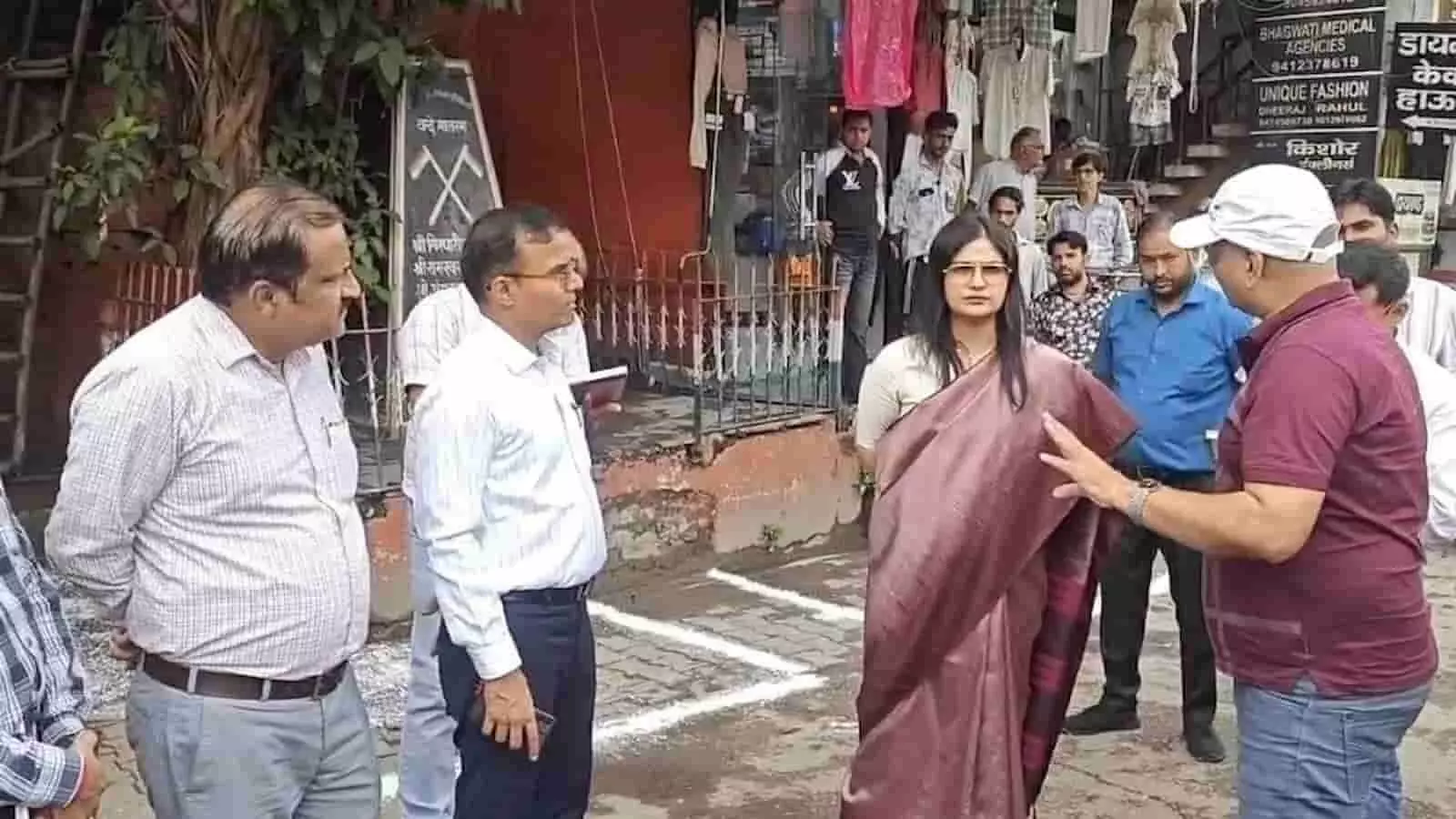 तस्वीर में जिलाधिकारी कविता मीना अधिकारियों के साथ हापुड़ में शहीद स्मारक का निरीक्षण कर रही हैं। तस्वीर में जिलाधिकारी कविता मीना अधिकारियों के साथ हापुड़ में शहीद स्मारक का निरीक्षण कर रही हैं।