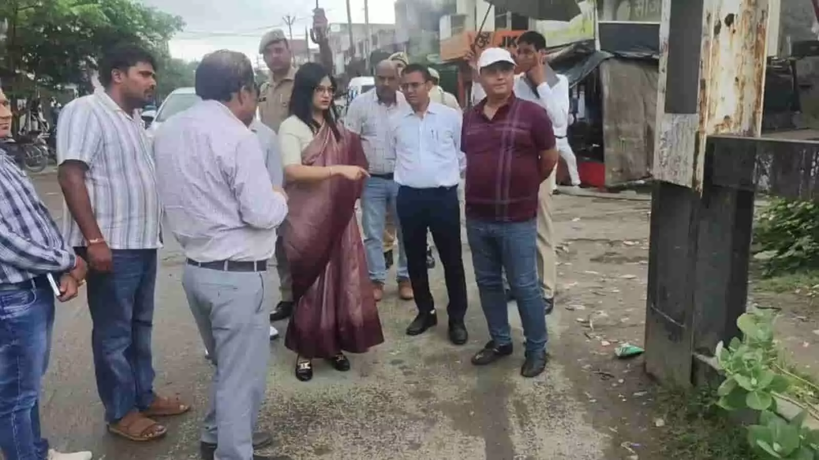 तस्वीर में जिलाधिकारी कविता मीना अधिकारियों के साथ हापुड़ की सड़क पर निरीक्षण कर रही हैं। तस्वीर में जिलाधिकारी कविता मीना अधिकारियों के साथ हापुड़ की सड़क पर निरीक्षण कर रही हैं।