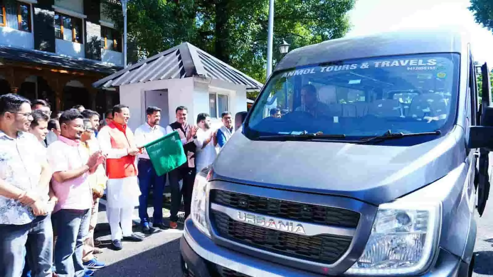 तस्वीर में मुख्यमंत्री पुष्कर सिंह धामी हरी झंडी थामे खड़े हैं और पास में ट्रैवल वाहन खड़ा है। तस्वीर में मुख्यमंत्री पुष्कर सिंह धामी हरी झंडी थामे खड़े हैं और पास में ट्रैवल वाहन खड़ा है।