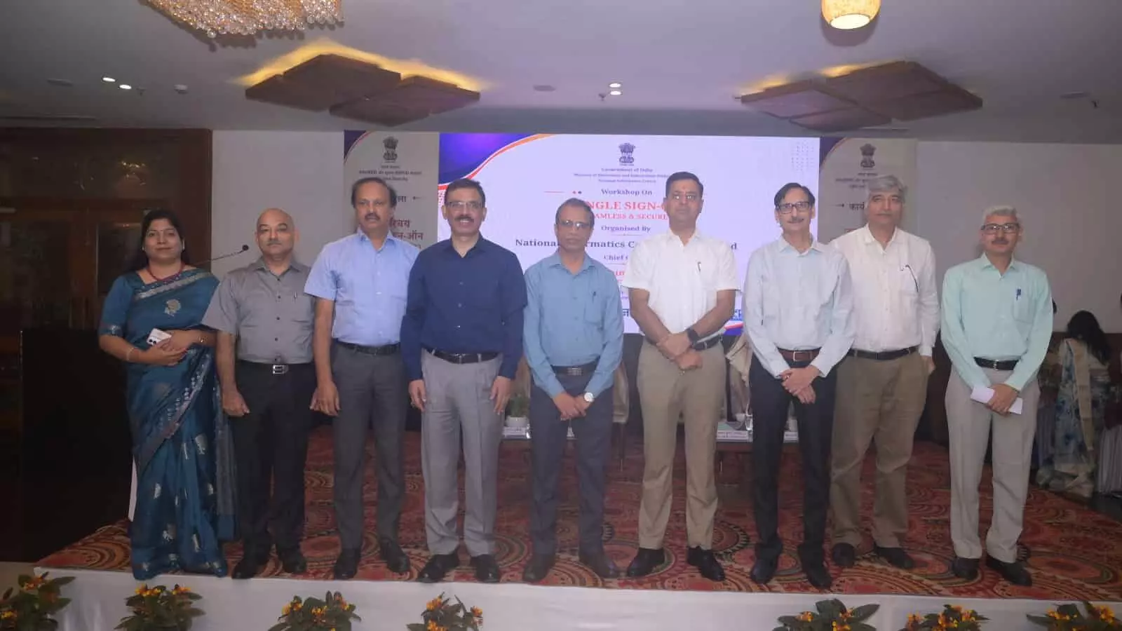 तस्वीर में एनआईसी के अधिकारी और अतिथि देहरादून कार्यशाला के दौरान मंच पर खड़े हैं। तस्वीर में एनआईसी के अधिकारी और अतिथि देहरादून कार्यशाला के दौरान मंच पर खड़े हैं।