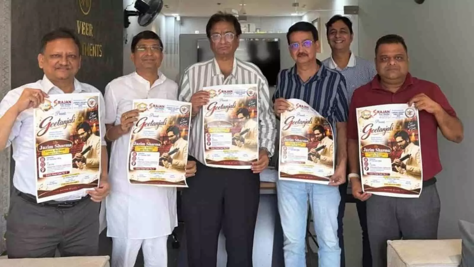 तस्वीर में बाएं से दाएं खड़े होकर लोग अपने हाथों में पोस्टर पकड़कर कैमरे की ओर देख रहे हैं। तस्वीर में बाएं से दाएं खड़े होकर लोग अपने हाथों में पोस्टर पकड़कर कैमरे की ओर देख रहे हैं।