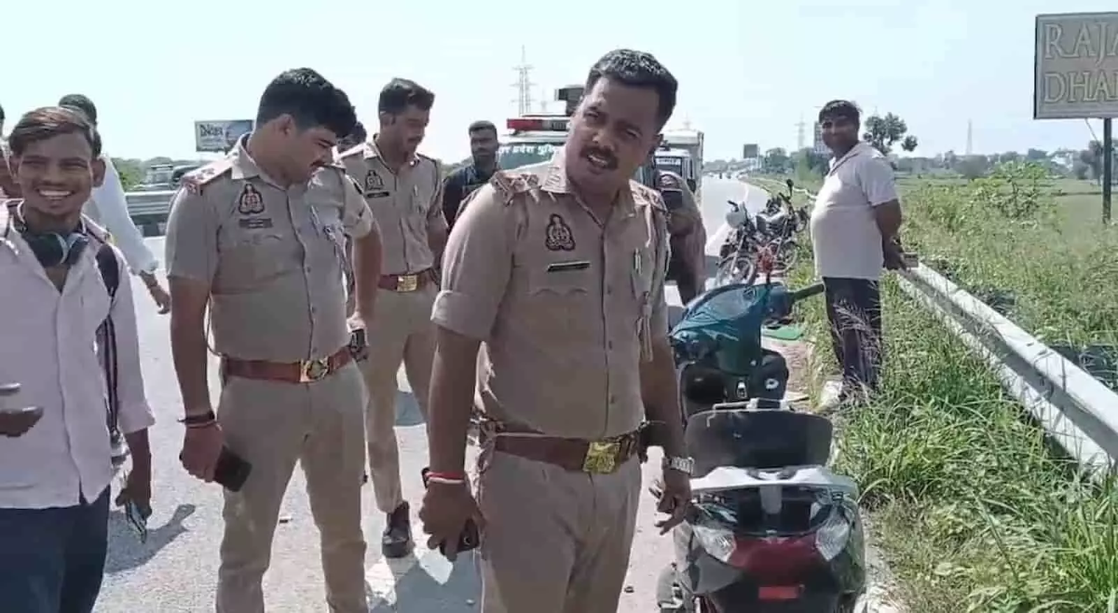 हापुड़ एनएच-9 पर पुलिस अधिकारी और स्थानीय लोग क्षतिग्रस्त स्कूटी के पास खड़े हैं। हापुड़ एनएच-9 पर पुलिस अधिकारी और स्थानीय लोग क्षतिग्रस्त स्कूटी के पास खड़े हैं।
