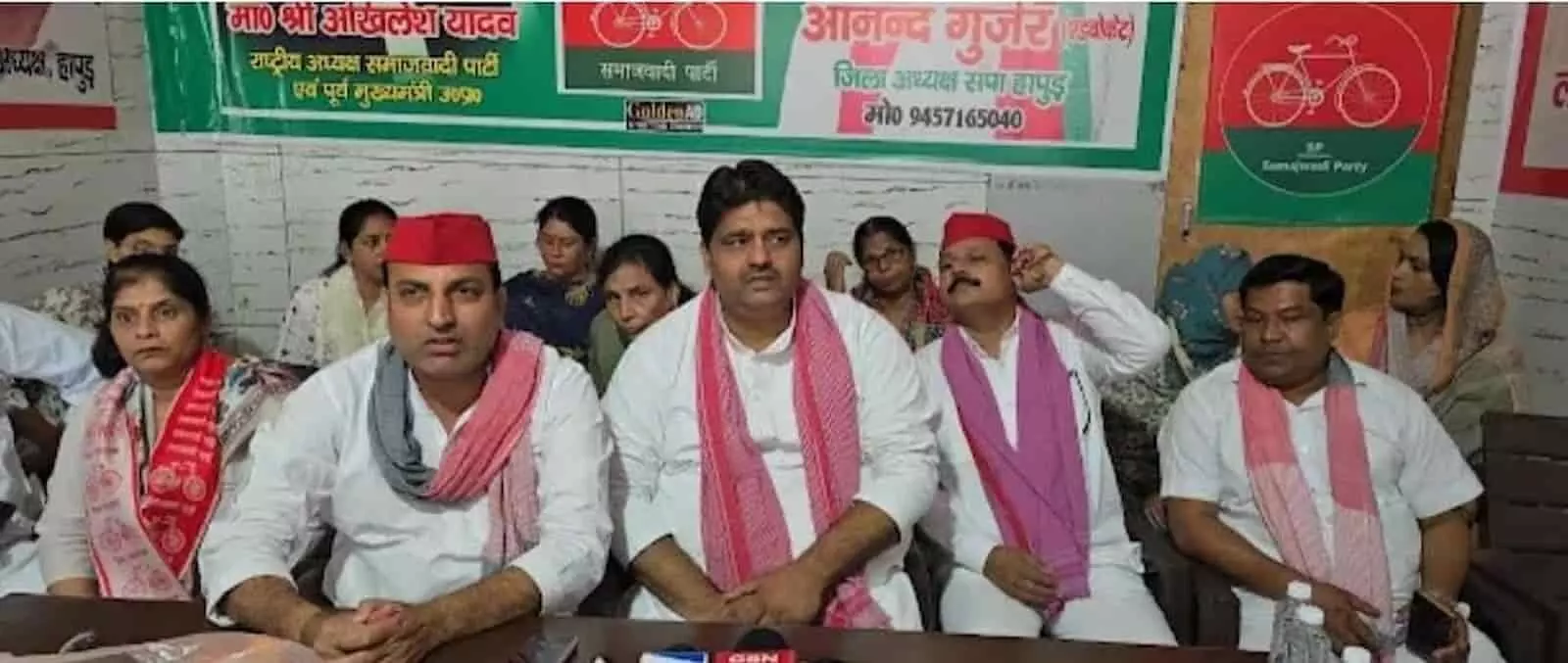 तस्वीर में सपा नेता हापुड़ में पार्टी बैनर के सामने टेबल पर बैठे प्रेस वार्ता कर रहे हैं। तस्वीर में सपा नेता हापुड़ में पार्टी बैनर के सामने टेबल पर बैठे प्रेस वार्ता कर रहे हैं।