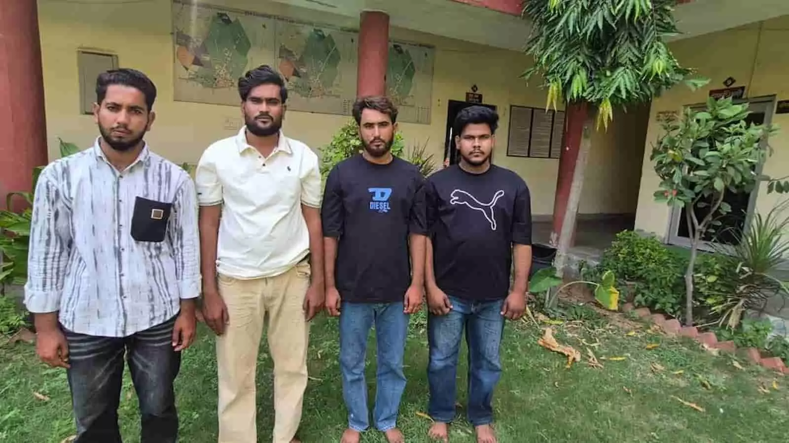 तस्वीर में बाएं से दाएं चार व्यक्ति साधारण पोशाक पहने गांधीनगर थाना परिसर में खड़े हैं। तस्वीर में बाएं से दाएं चार व्यक्ति साधारण पोशाक पहने गांधीनगर थाना परिसर में खड़े हैं।