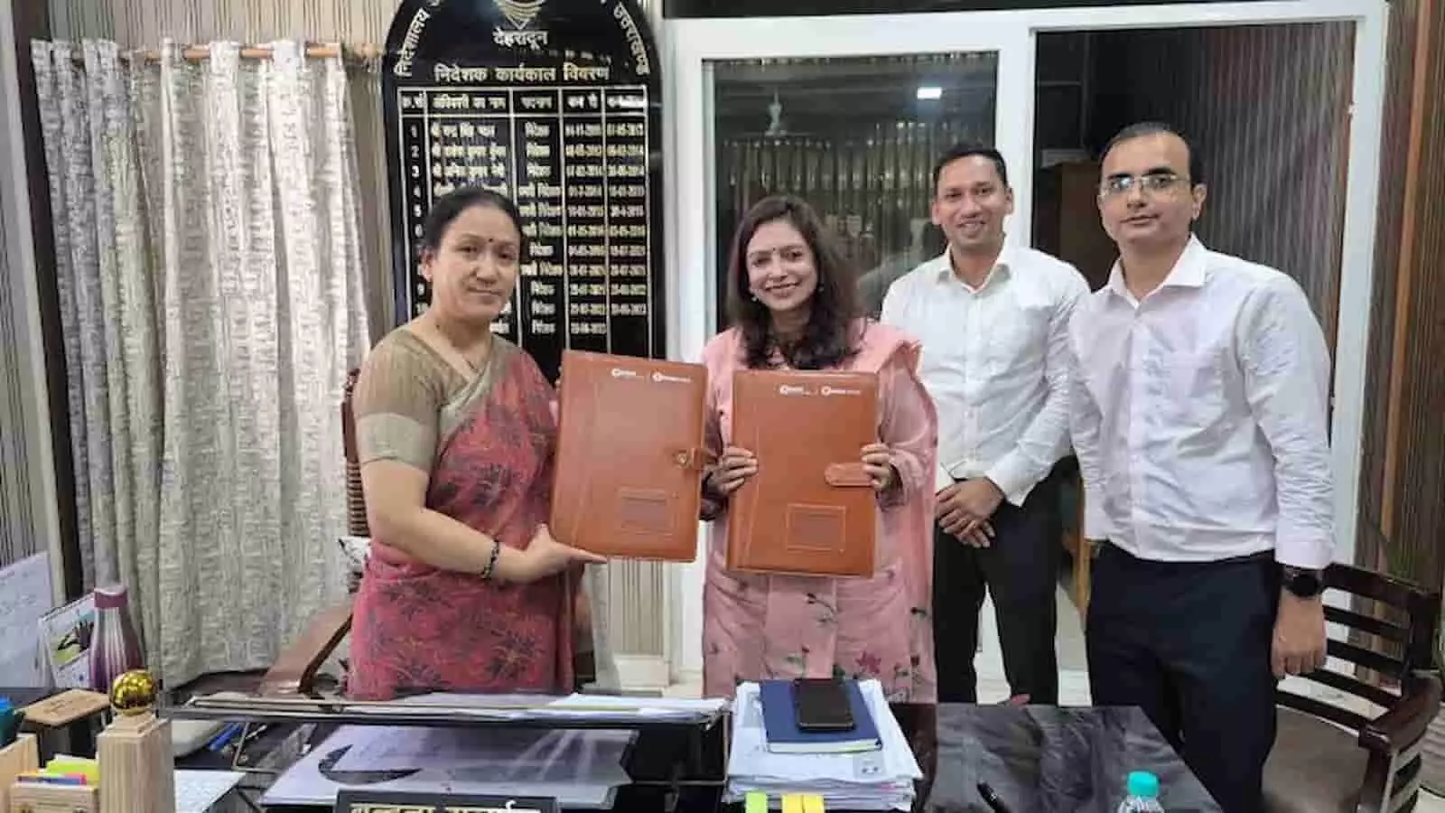तस्वीर में एससीईआरटी उत्तराखंड कार्यालय में एमओयू दस्तावेजों के साथ अधिकारी नजर आ रहे हैं। तस्वीर में एससीईआरटी उत्तराखंड कार्यालय में एमओयू दस्तावेजों के साथ अधिकारी नजर आ रहे हैं।
