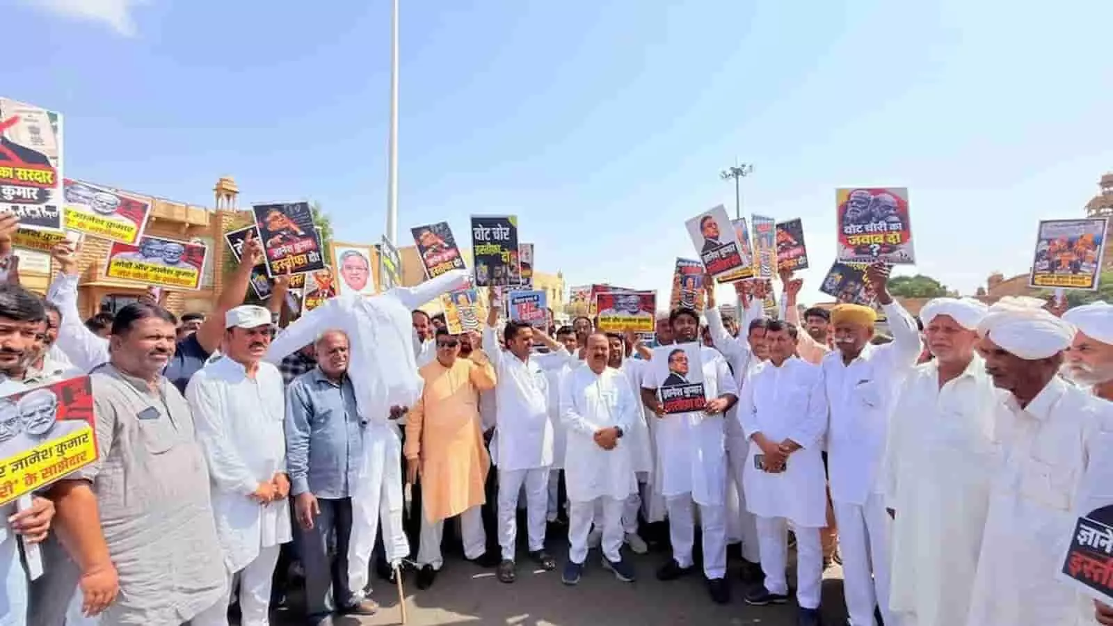 जैसलमेर में कलेक्ट्रेट के बाहर निर्वाचन आयोग के विरोध में प्रदर्शन करते कांग्रेस कार्यकर्ता। जैसलमेर में कलेक्ट्रेट के बाहर निर्वाचन आयोग के विरोध में प्रदर्शन करते कांग्रेस कार्यकर्ता।