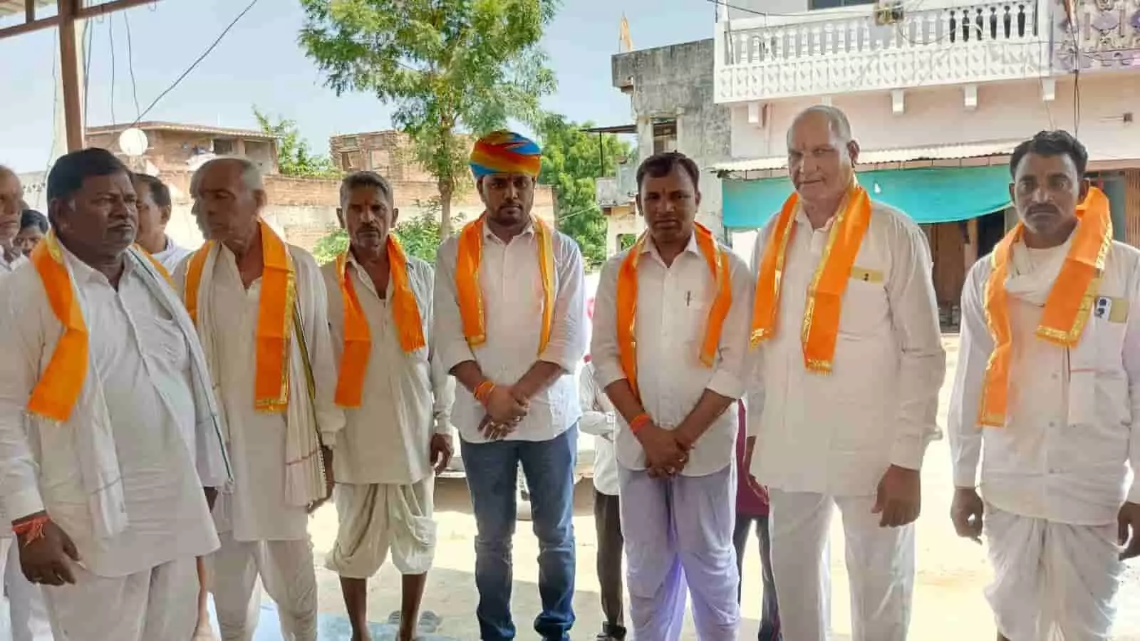 तस्वीर में कन्हैयालाल मीणा और भेरूलाल मीणा अन्य अतिथियों के साथ लसाड़िया में खड़े हैं। तस्वीर में कन्हैयालाल मीणा और भेरूलाल मीणा अन्य अतिथियों के साथ लसाड़िया में खड़े हैं।