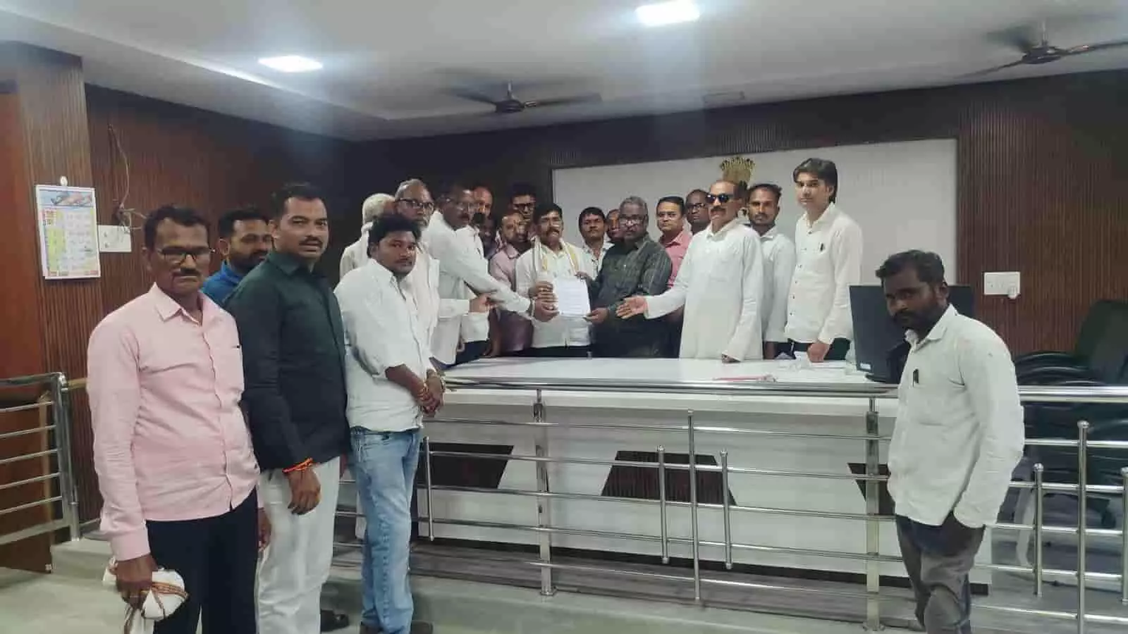 तस्वीर में मेडिकल कॉलेज संघर्ष समिति के सदस्य कार्यालय के मेज के पास खड़े होकर ज्ञापन सौंप रहे हैं। तस्वीर में मेडिकल कॉलेज संघर्ष समिति के सदस्य कार्यालय के मेज के पास खड़े होकर ज्ञापन सौंप रहे हैं।