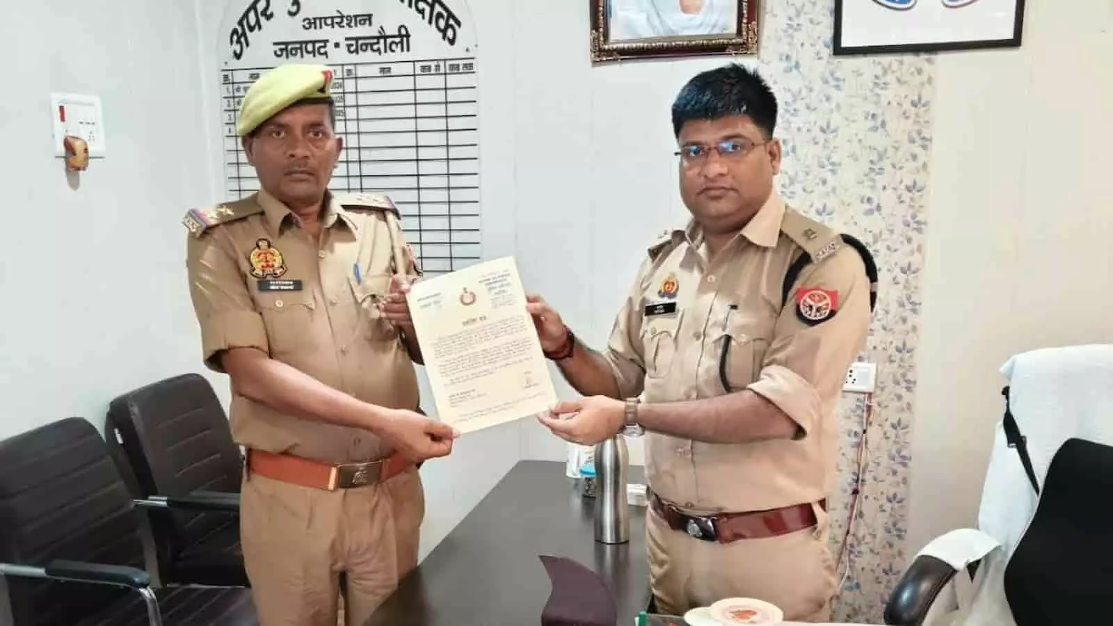 तस्वीर में बाएं ओर खड़े पुलिसकर्मी को दाएं ओर खड़े अधिकारी प्रशस्ति पत्र सौंप रहे हैं। तस्वीर में बाएं ओर खड़े पुलिसकर्मी को दाएं ओर खड़े अधिकारी प्रशस्ति पत्र सौंप रहे हैं।