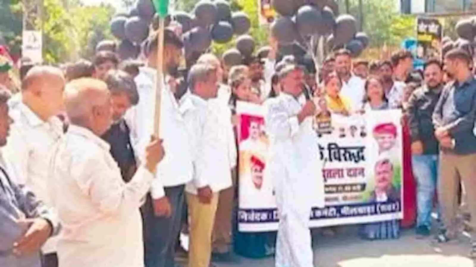 तस्वीर में भीलवाड़ा में विरोध प्रदर्शन के दौरान बैनर और काले गुब्बारे पकड़े हुए कांग्रेस कार्यकर्ता। तस्वीर में भीलवाड़ा में विरोध प्रदर्शन के दौरान बैनर और काले गुब्बारे पकड़े हुए कांग्रेस कार्यकर्ता।