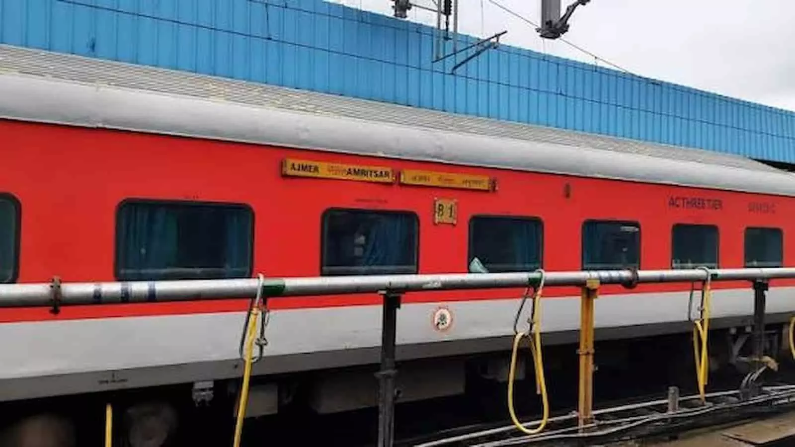 तस्वीर में स्टेशन पर खड़ी उत्तर पश्चिम रेलवे की ट्रेन का कोच दिख रहा है। तस्वीर में स्टेशन पर खड़ी उत्तर पश्चिम रेलवे की ट्रेन का कोच दिख रहा है।