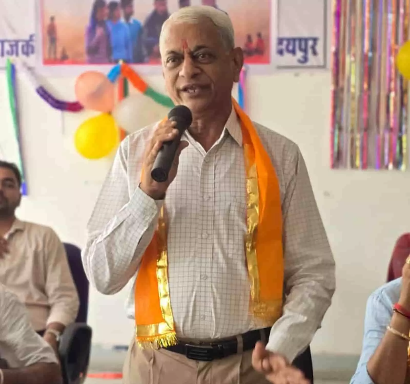 तस्वीर में दिख रही जगह पर पारस जैन माइक थामे लोगों को संबोधित कर रहे हैं। तस्वीर में दिख रही जगह पर पारस जैन माइक थामे लोगों को संबोधित कर रहे हैं।