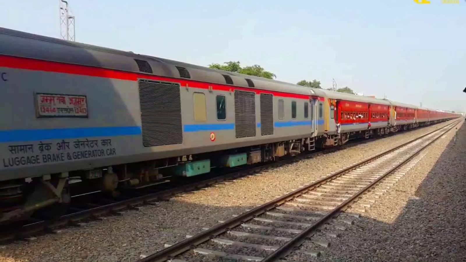 तस्वीर में रेलवे ट्रैक पर खड़ी जम्मूतवी-अजमेर रेलसेवा की ट्रेन दिख रही है। तस्वीर में रेलवे ट्रैक पर खड़ी जम्मूतवी-अजमेर रेलसेवा की ट्रेन दिख रही है।
