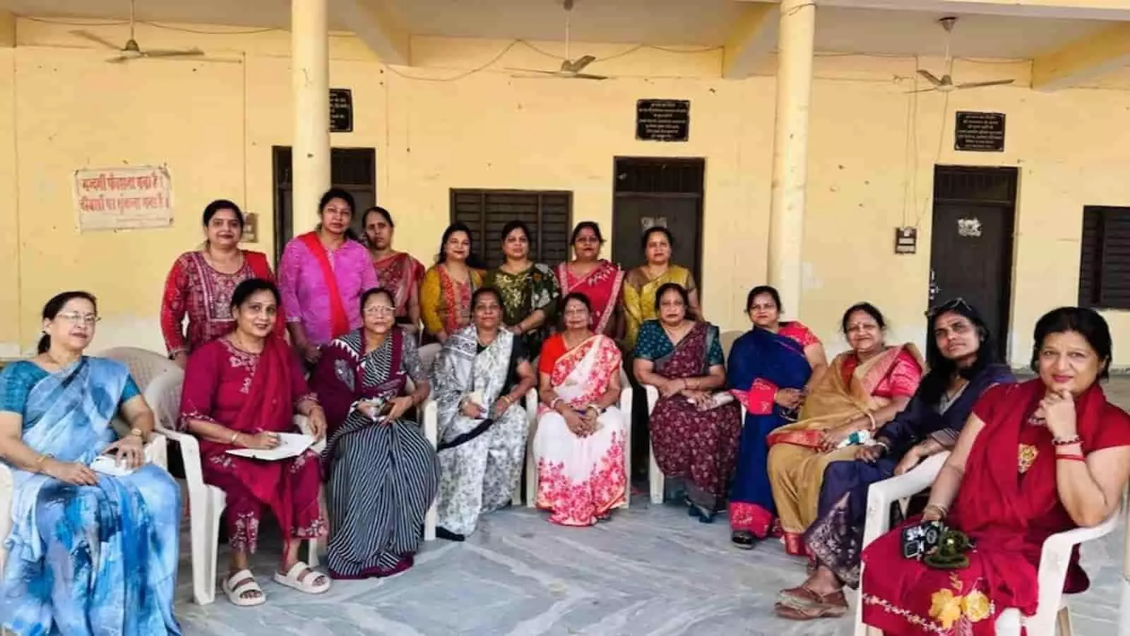 तस्वीर में महिला अग्रवाल सम्मेलन की सदस्य धर्मशाला परिसर में कुर्सियों पर बैठी हुई हैं। तस्वीर में महिला अग्रवाल सम्मेलन की सदस्य धर्मशाला परिसर में कुर्सियों पर बैठी हुई हैं।