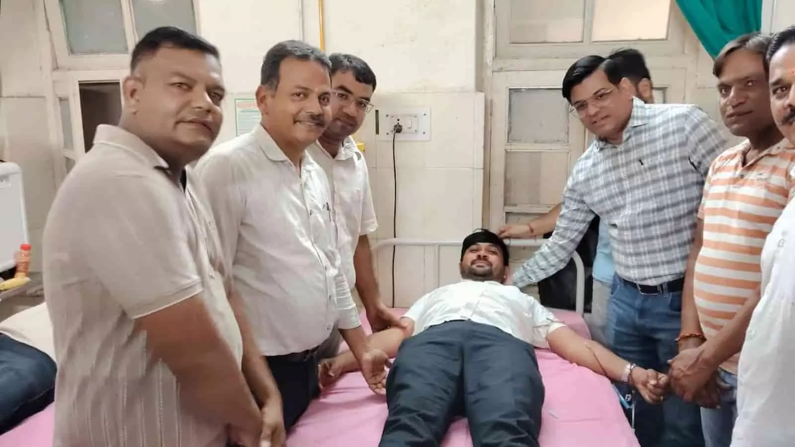 तस्वीर में उप-जिला चिकित्सालय रायपुर में रक्तदान शिविर के दौरान बिस्तर पर लेटे रक्तदाता के पास खड़े लोग. तस्वीर में उप-जिला चिकित्सालय रायपुर में रक्तदान शिविर के दौरान बिस्तर पर लेटे रक्तदाता के पास खड़े लोग.