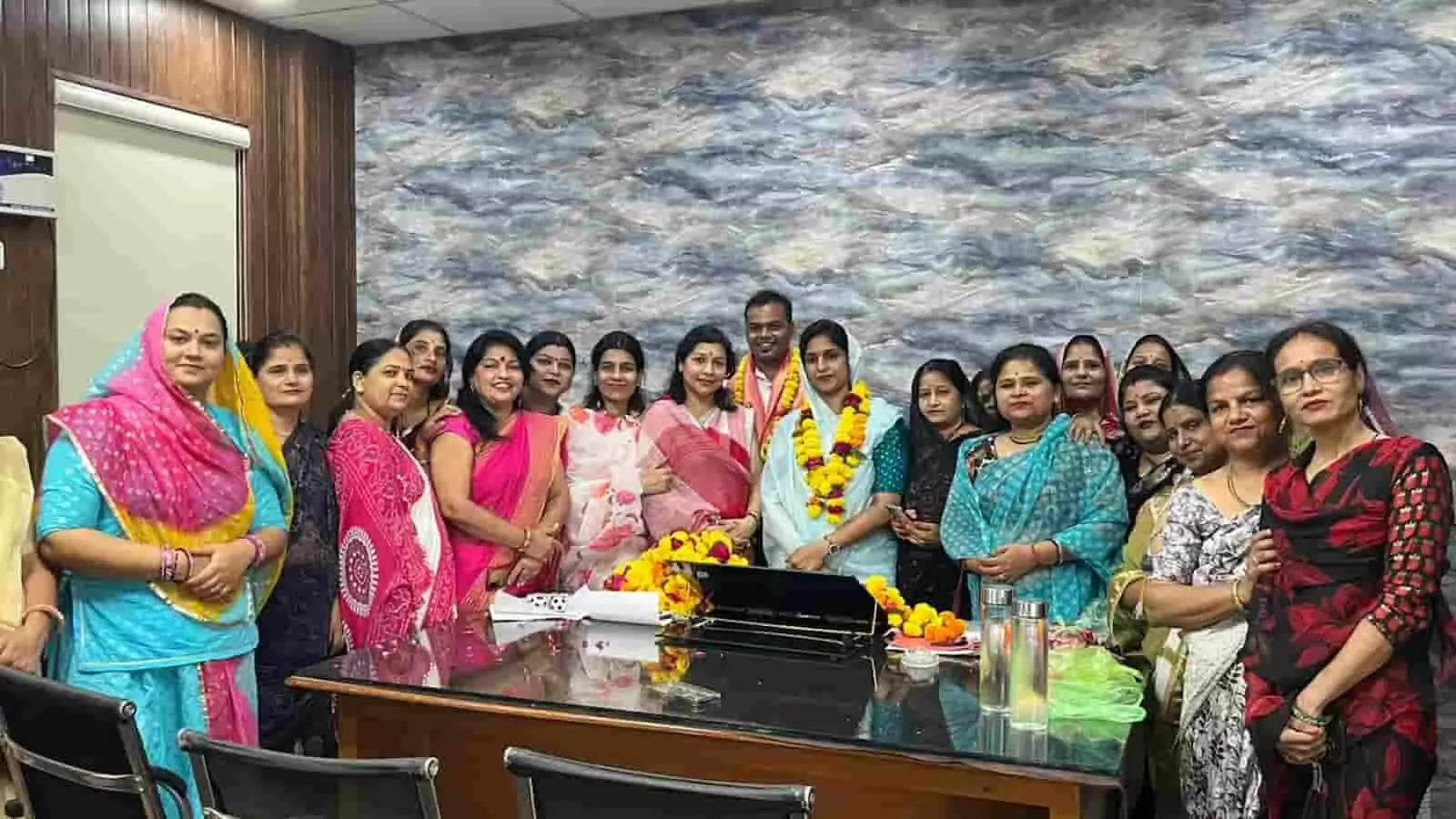 तस्वीर में महिला चौपाल का प्रतिनिधिमंडल बारां नगर परिषद कार्यालय में नवनिर्वाचित पदाधिकारियों संग मौजूद है। तस्वीर में महिला चौपाल का प्रतिनिधिमंडल बारां नगर परिषद कार्यालय में नवनिर्वाचित पदाधिकारियों संग मौजूद है।