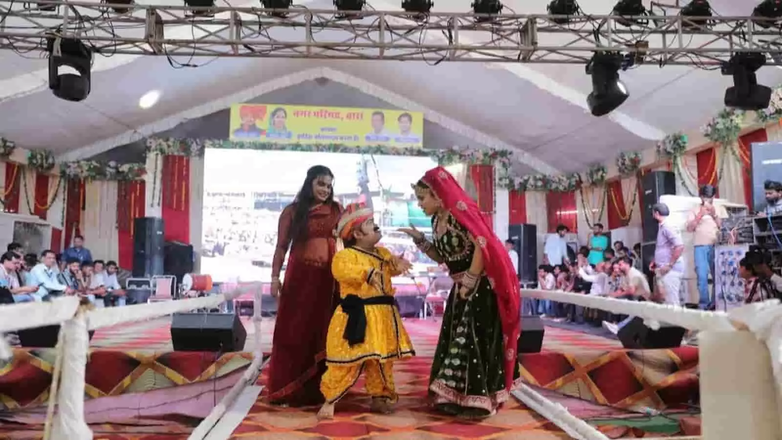तस्वीर में दिख रही महिला और पुरुष कलाकार बारां डोल मेले के रंगमंच पर प्रदर्शन कर रहे हैं। तस्वीर में दिख रही महिला और पुरुष कलाकार बारां डोल मेले के रंगमंच पर प्रदर्शन कर रहे हैं।