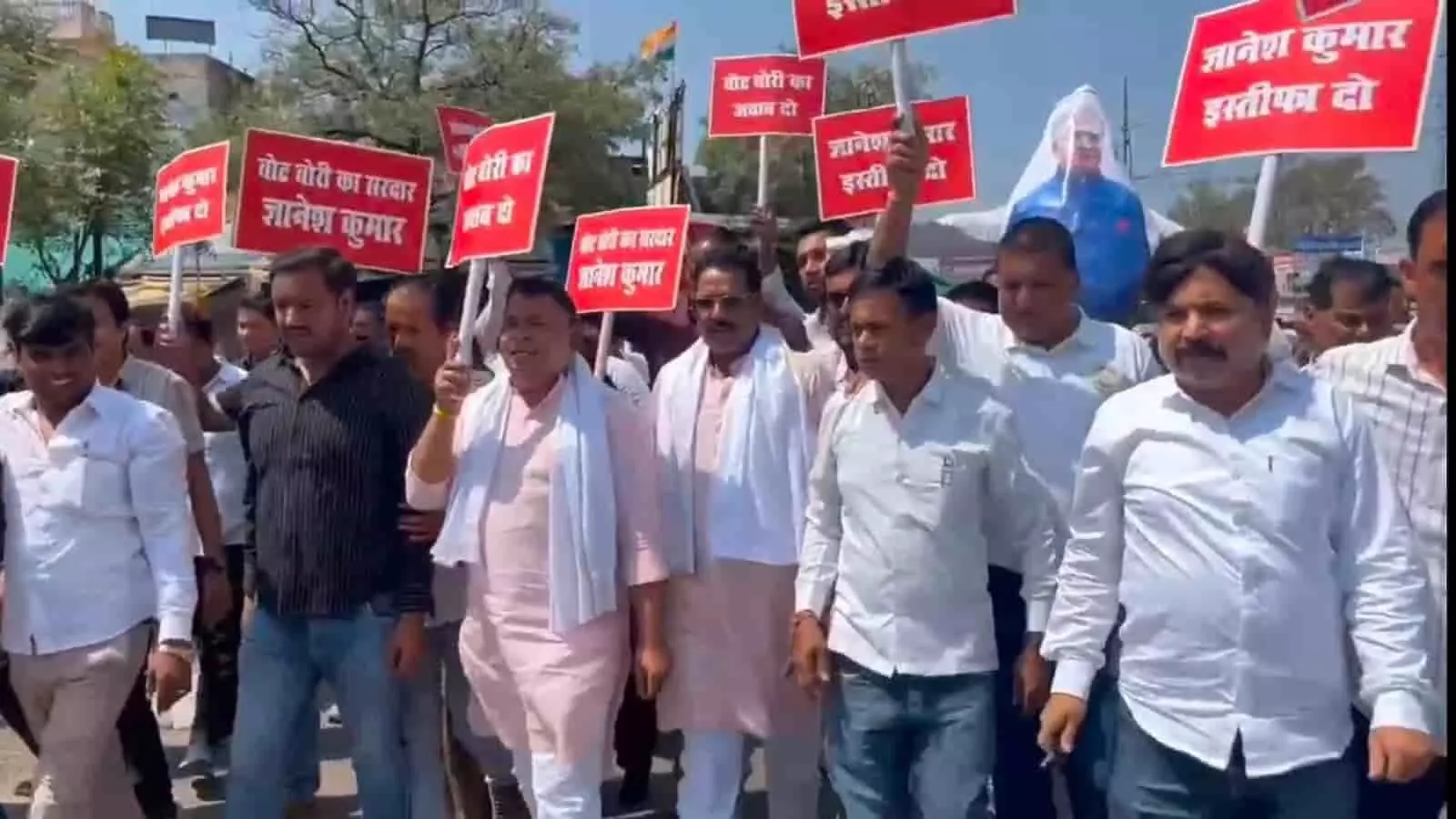 प्रतापगढ़ के गांधी चौराहे पर हाथों में विरोध प्रदर्शन की तख्तियां लिए नजर आ रहे कांग्रेस कार्यकर्ता प्रतापगढ़ के गांधी चौराहे पर हाथों में विरोध प्रदर्शन की तख्तियां लिए नजर आ रहे कांग्रेस कार्यकर्ता