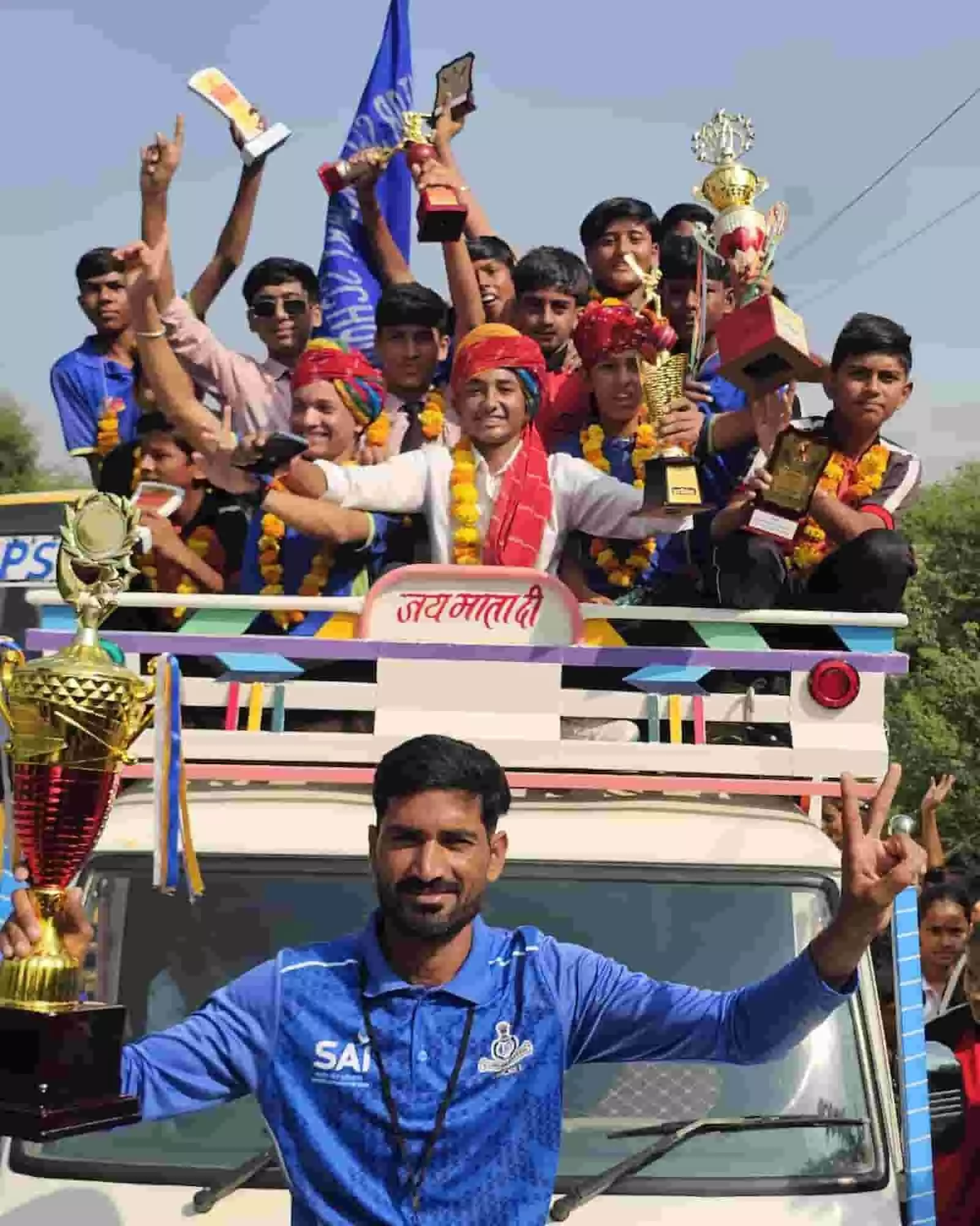 तस्वीर में दिख रही खुली गाड़ी में छात्र हाथों में ट्रॉफी उठाकर जश्न मनाते नज़र आ रहे हैं। तस्वीर में दिख रही खुली गाड़ी में छात्र हाथों में ट्रॉफी उठाकर जश्न मनाते नज़र आ रहे हैं।
