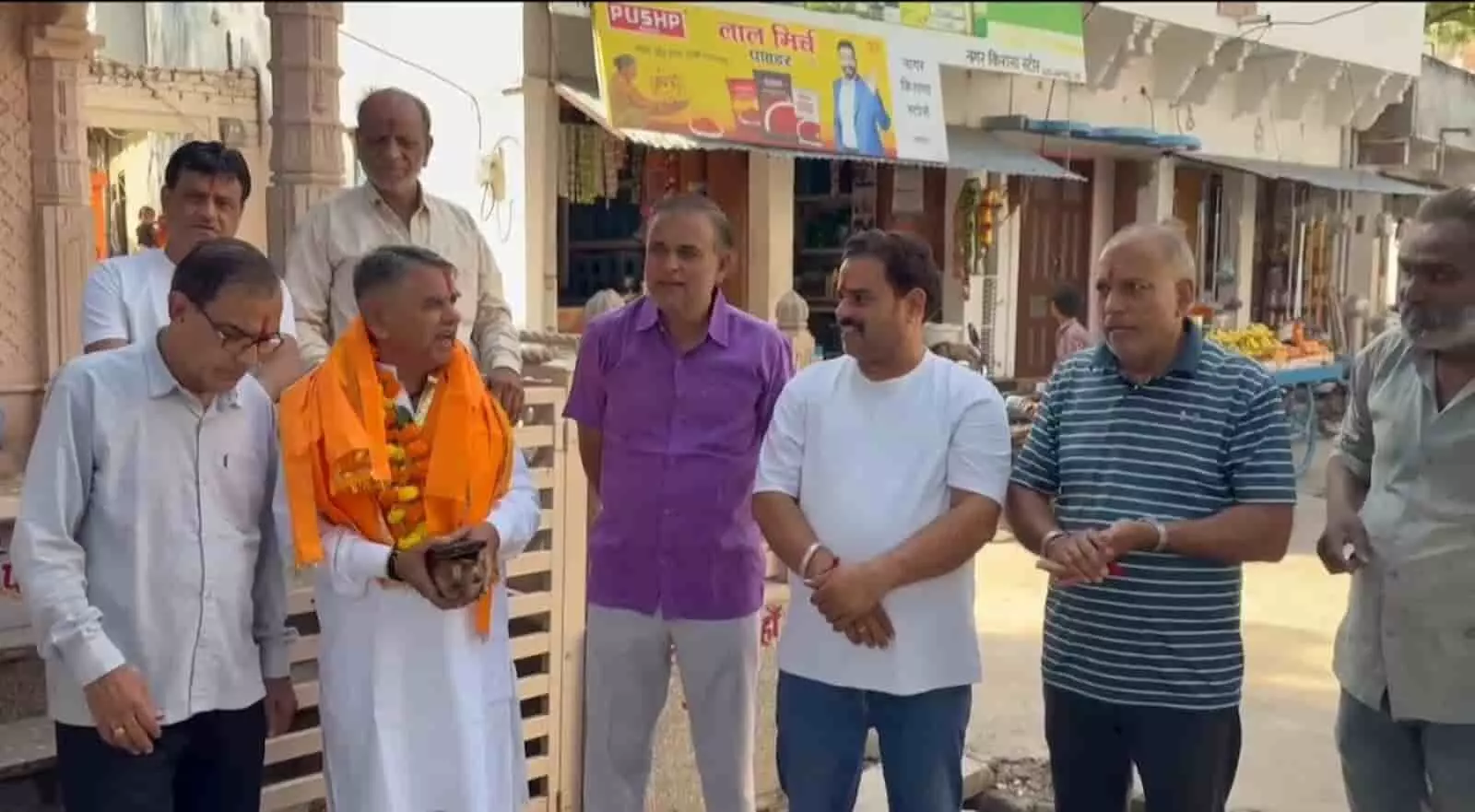 तस्वीर में बाएं से दाएं खड़े लोग कानोड़ शिवगंज बाजार में एक साथ उपस्थित हैं। तस्वीर में बाएं से दाएं खड़े लोग कानोड़ शिवगंज बाजार में एक साथ उपस्थित हैं।