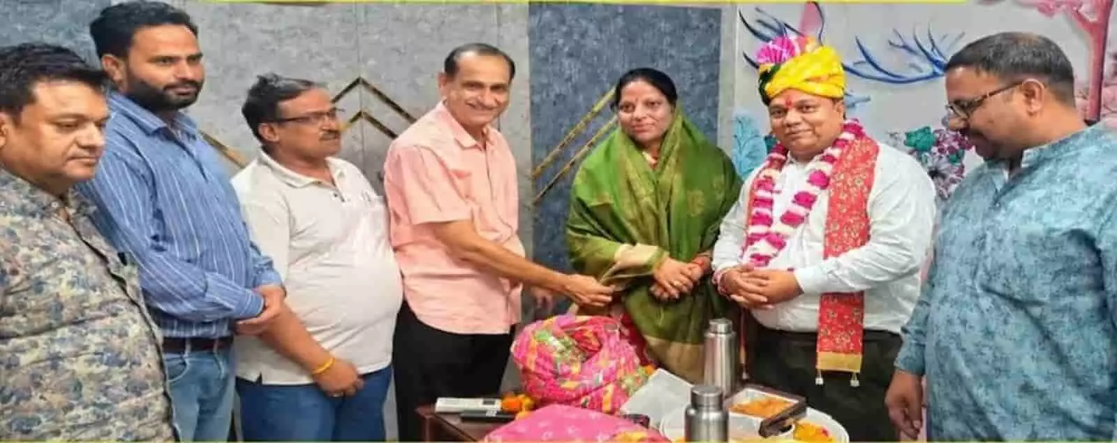 तस्वीर में केमिस्ट एसोसिएशन के सदस्य नवनिर्वाचित सभापति कृष्णकुमार गोयल का स्वागत करते दिख रहे हैं. तस्वीर में केमिस्ट एसोसिएशन के सदस्य नवनिर्वाचित सभापति कृष्णकुमार गोयल का स्वागत करते दिख रहे हैं.