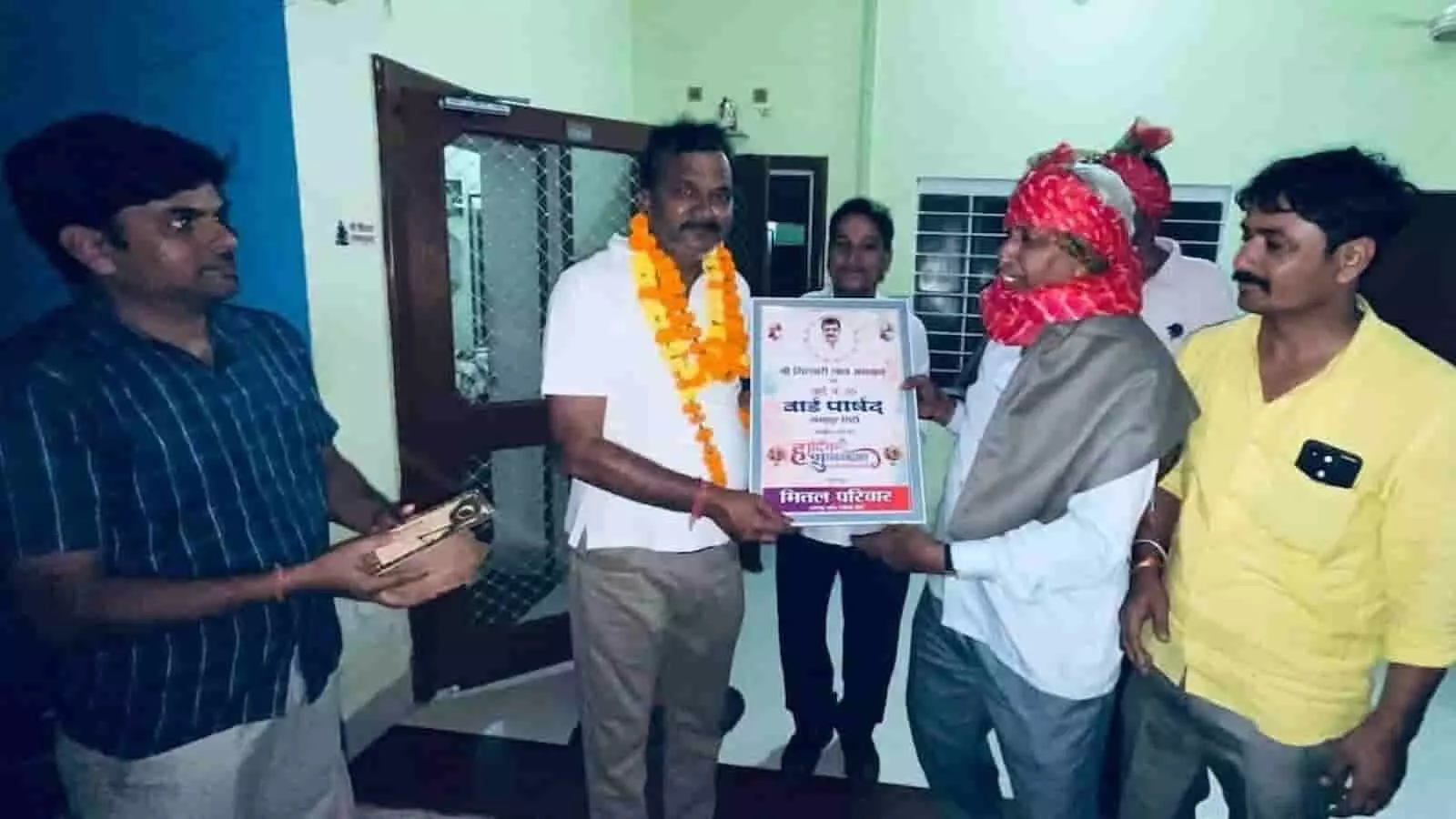 तस्वीर में गंगापुर सिटी में वार्ड पार्षद गिरधारी लाल गुप्ता का स्वागत करते हुए लोग. तस्वीर में गंगापुर सिटी में वार्ड पार्षद गिरधारी लाल गुप्ता का स्वागत करते हुए लोग.