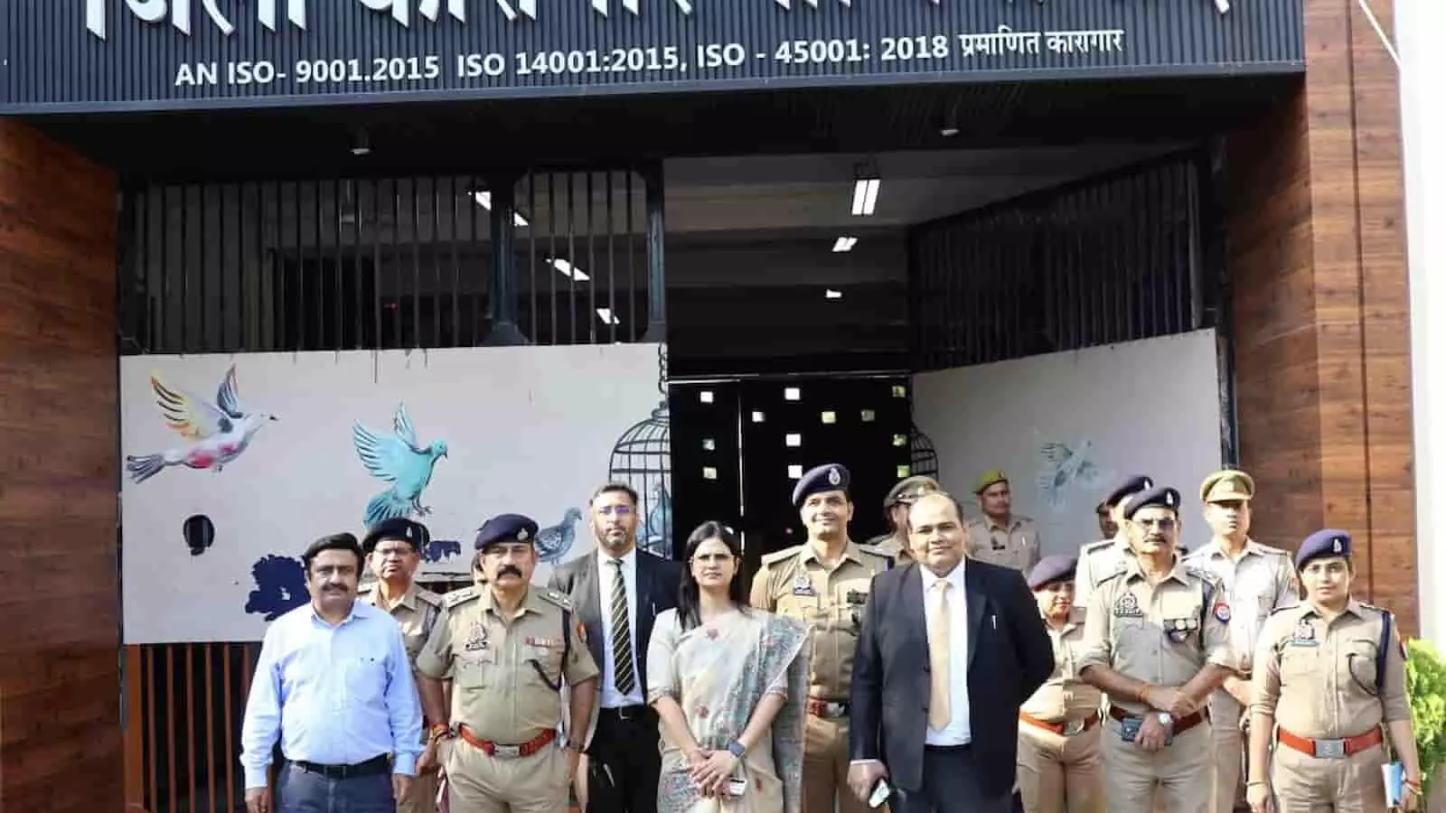 तस्वीर में डासना जेल के मुख्य द्वार के सामने प्रशासनिक अधिकारी और पुलिस अधिकारी एक साथ खड़े हैं। तस्वीर में डासना जेल के मुख्य द्वार के सामने प्रशासनिक अधिकारी और पुलिस अधिकारी एक साथ खड़े हैं।