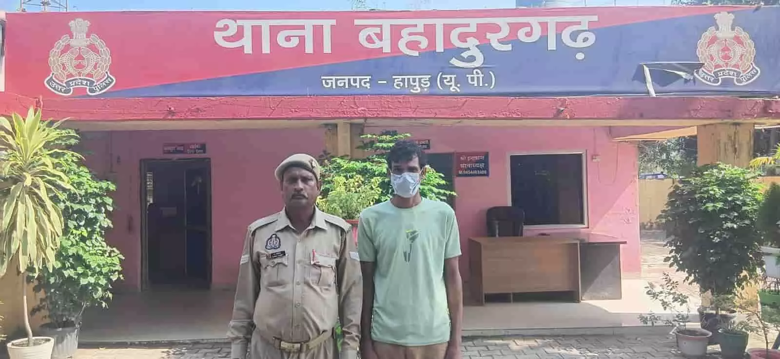 तस्वीर में बाएं से दाएं: एक पुलिसकर्मी और मास्क पहना हुआ व्यक्ति बहादुरगढ़ थाने के बाहर दिख रहे हैं। तस्वीर में बाएं से दाएं: एक पुलिसकर्मी और मास्क पहना हुआ व्यक्ति बहादुरगढ़ थाने के बाहर दिख रहे हैं।