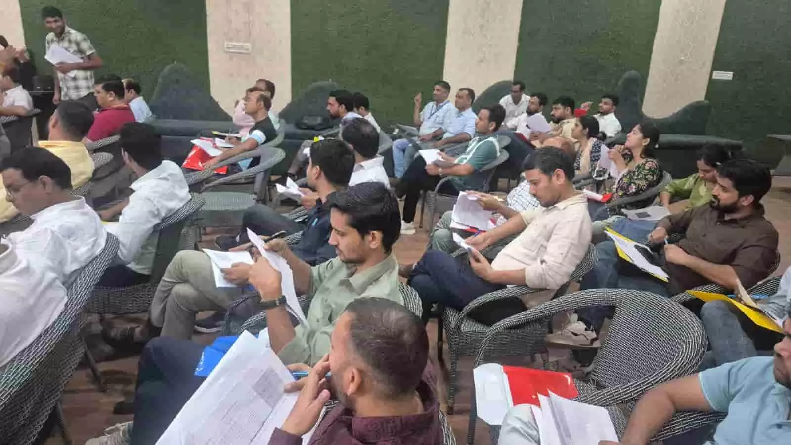 तस्वीर में सवाई माधोपुर में स्वास्थ्य विभाग की बैठक के दौरान कागजात की समीक्षा करते अधिकारी. तस्वीर में सवाई माधोपुर में स्वास्थ्य विभाग की बैठक के दौरान कागजात की समीक्षा करते अधिकारी.