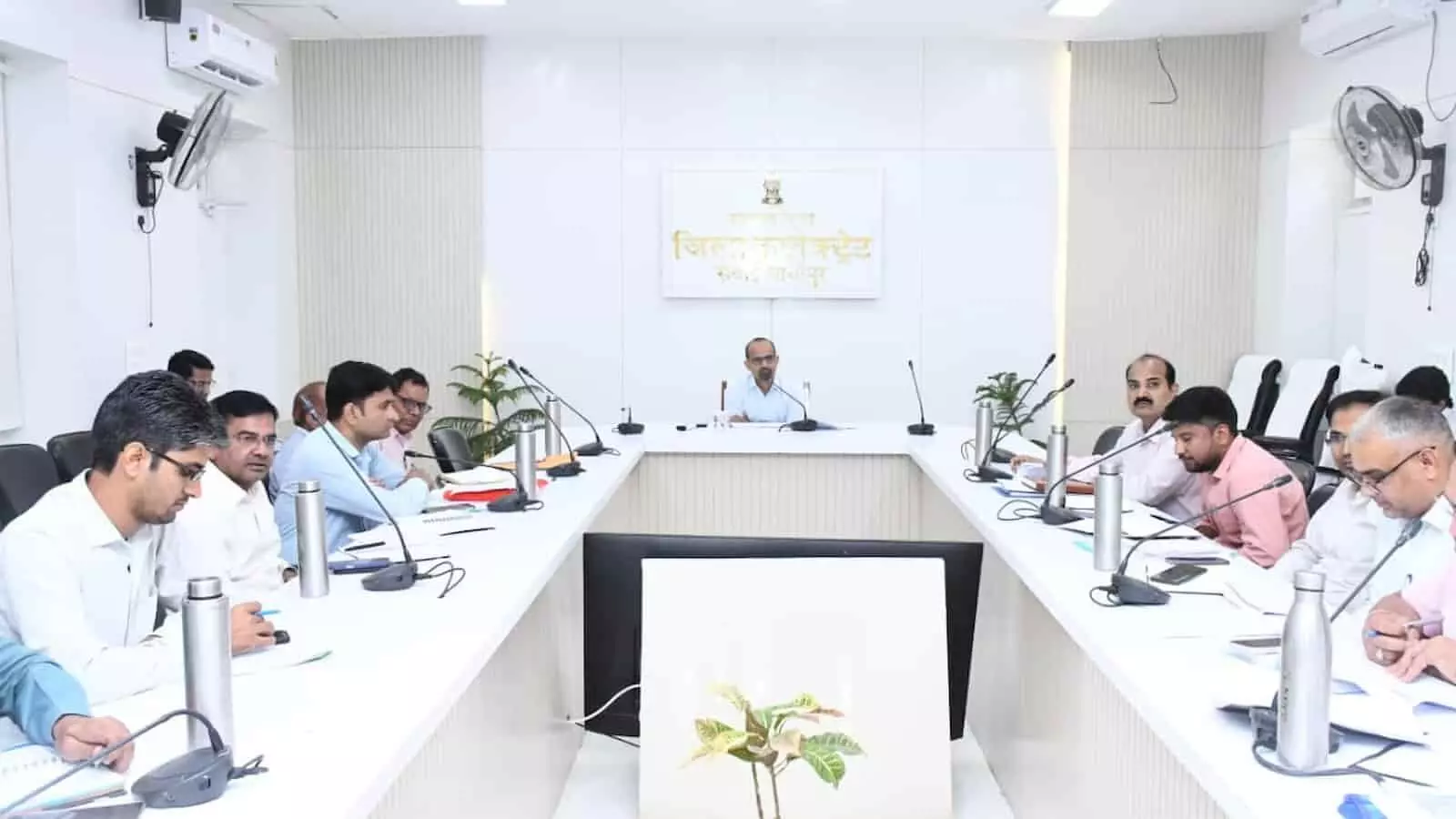 तस्वीर में सवाई माधोपुर कलक्ट्रेट सभागार में बैठक के दौरान बैठे हुए जिला कलक्टर और अधिकारी दिख रहे हैं. तस्वीर में सवाई माधोपुर कलक्ट्रेट सभागार में बैठक के दौरान बैठे हुए जिला कलक्टर और अधिकारी दिख रहे हैं.