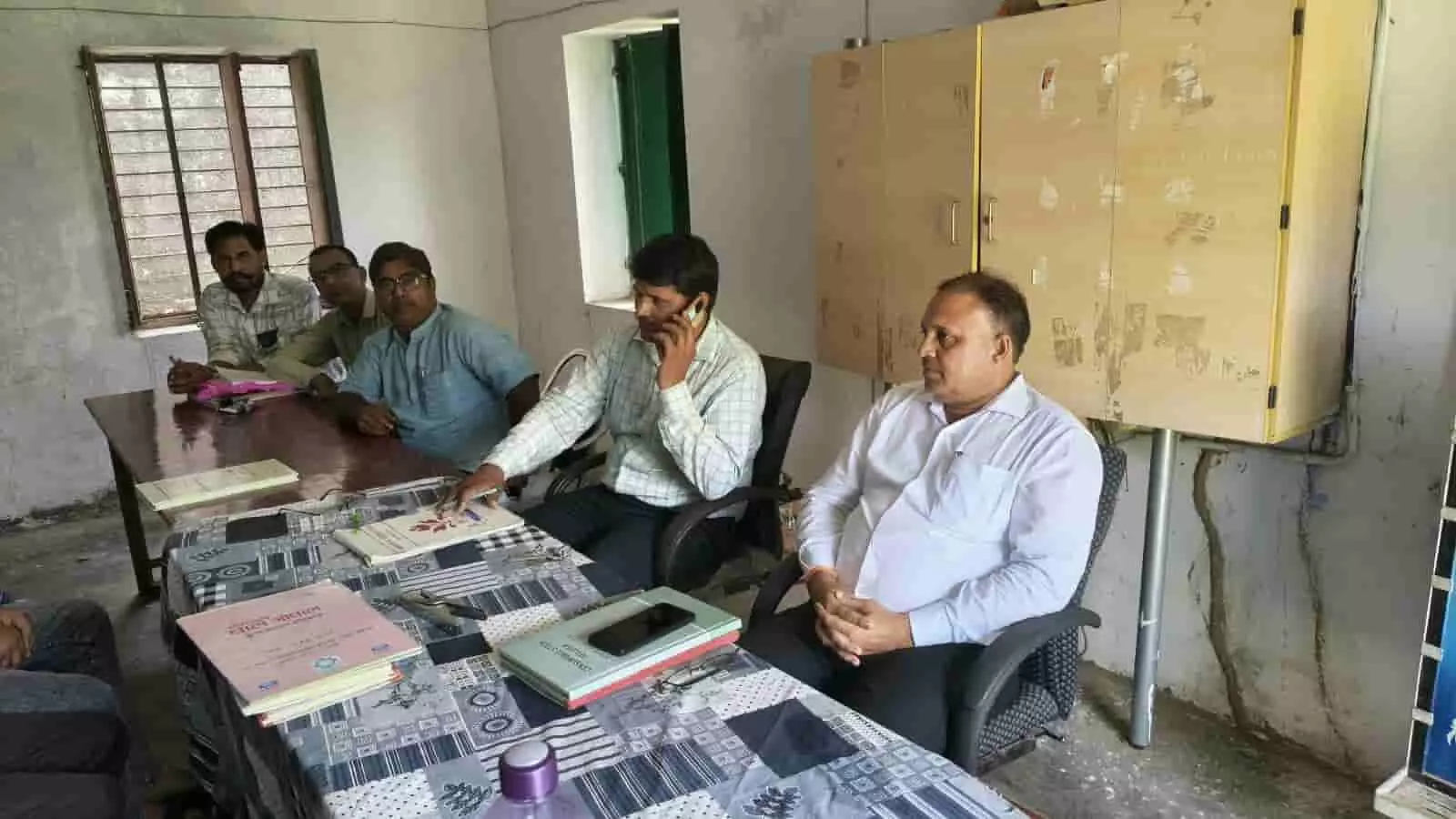 तस्वीर में शिक्षक संघ के पदाधिकारी और सदस्य बैठक के दौरान चर्चा करते हुए नजर आ रहे हैं. तस्वीर में शिक्षक संघ के पदाधिकारी और सदस्य बैठक के दौरान चर्चा करते हुए नजर आ रहे हैं.