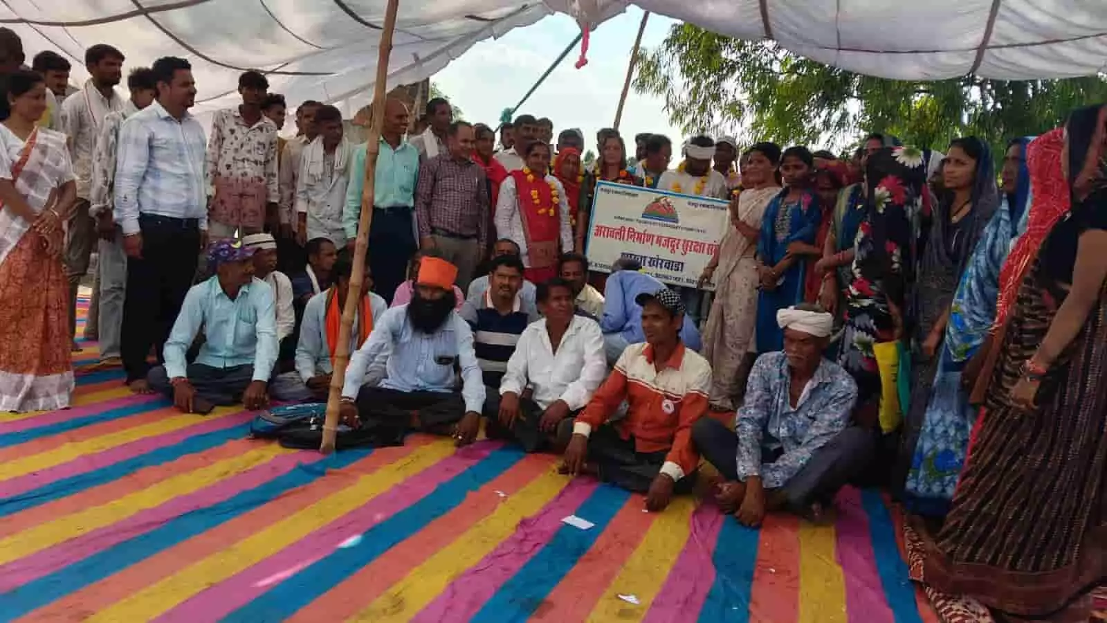 तस्वीर में दिख रही अरावली निर्माण मजदूर सुरक्षा संघ की बैठक में शामिल लोग एक साथ बैठे हैं। तस्वीर में दिख रही अरावली निर्माण मजदूर सुरक्षा संघ की बैठक में शामिल लोग एक साथ बैठे हैं।